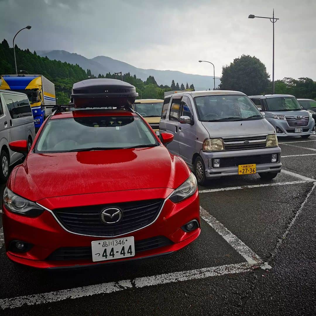広部俊明のインスタグラム：「東京の車と沖縄の車がえびのPAで合流ランママ一号は久々の内地へ!」