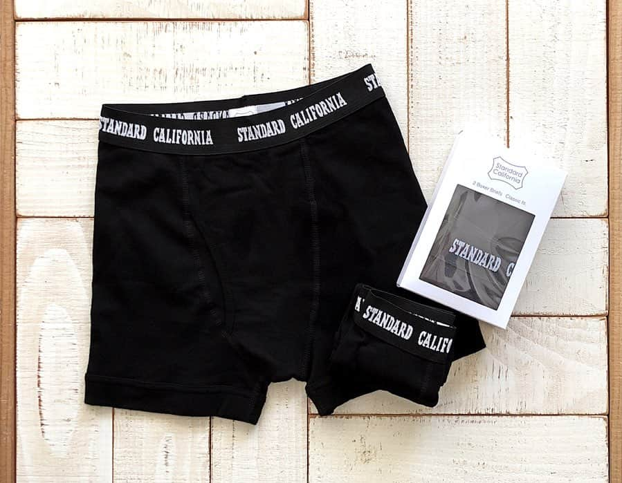 スタンダードカリフォルニアさんのインスタグラム写真 - (スタンダードカリフォルニアInstagram)「SD Boxer Briefs 2P Packが再入荷しました‼︎  吸湿性に優れたコットン100%のオリジナルボクサーブリーフ。  蒸れにくく、優しい肌触りが特徴です。天然素材なので肌が弱い方でも安心。 締め付けすぎない適度なゆとりのあるシルエットは股上も深め、穿き心地も抜群ですよ。  ウエスト部分のゴムにジャガード織りでStandard Californiaロゴを配しました。 見えない部分とはいえ、直接肌に触れるアイテムだけに素材や穿き心地には拘りたいですね。  『SD Boxer Briefs 2P Pack』 COLOR： Black SIZE：S、M、L MATERIAL ： Cotton 100% PRICE：￥7,150（税込）  @standardcalifornia_os  @standardcalifornia_movie   #standardcalifornia #スタンダードカリフォルニア #boxerbriefs #ボクサーパンツ #パンツ #下着 #internationalshipping #overseashipping #worldshopping #worldshoppingjp」7月7日 12時13分 - standardcalifornia