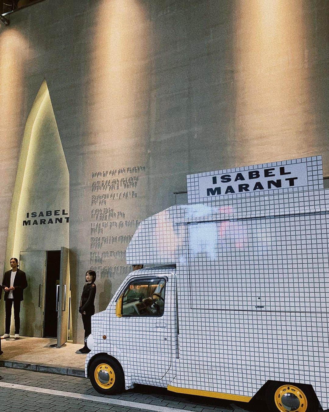 maya kibbel キベルまやさんのインスタグラム写真 - (maya kibbel キベルまやInstagram)「@isabelmarant celebration last night 〰️🌙⭐️💛  #isabelmarant #yellowhouse」7月7日 12時14分 - mayakibbel