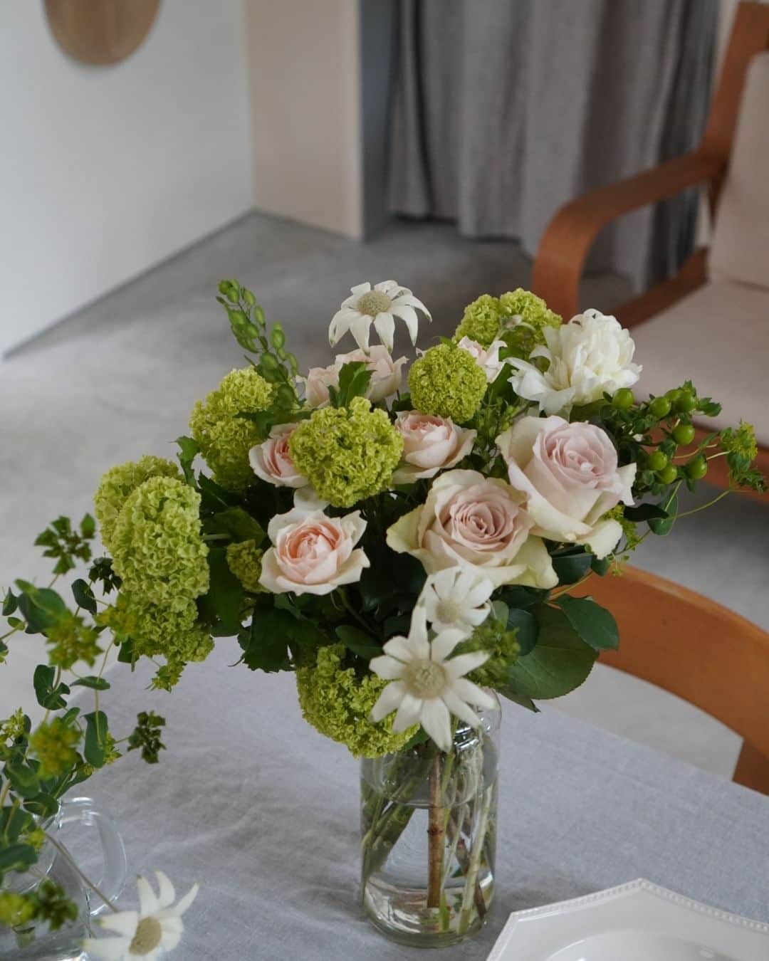 ムクリ［mukuri］さんのインスタグラム写真 - (ムクリ［mukuri］Instagram)「心豊かな暮らしに欠かせないもの。「お花と緑とインテリア」  いつも、暮らしに寄り添った家づくり  についてお話くださるKODAKEさん。   本編は、KODAKEさんにとって  心豊かな暮らしに欠かせないという  「お花と緑とインテリア」について。   もともとお花や緑に  あまり詳しくなかったそうですが  素敵な方々の暮らしを目にしたことを  きっかけに、今では必ずお花や緑を飾って  楽しんでいらっしゃいます。   インテリアとしてお部屋を彩ってくれる  存在でありながらも  自分で手を加えることで愛着が湧き  より自分を癒してくれる存在に。   あまり難しく考えずに  自分の思うままにお花や緑に触れてみる。  そんなKODAKEさんの暮らしの楽しみ方を  ぜひご覧になってみてくださいね♩   ▶︎ご紹介した読みもの 「ie__ko」と検索するとご覧いただけます  –––––––––––––––––– ムクリ公式アカウントでは くらしの中にある"好き"や"コダワリ"を毎日お届け。  インテリア、整理収納から家づくりなど 日常で参考になる情報から サラッと読める短編コラムまで ご紹介していますのでフォローしてぜひご覧ください。 ▶︎ @mukuri_official ・  「 #ムクリ 」のタグもいつも楽しく拝見しています☺️  オリジナルブランドは @daily_mukuri  くらしの中にあったらいいいな、 そんな商品を企画・制作、集めています。 ––––––––––––––––––  #土間のある家#土間リビング#薪ストーブのある暮らし#建築家とつくる家#花のある暮らし#緑のある暮らし#吹き抜けのある家#くらしの編集#ムクリ」7月7日 12時16分 - mukuri_official