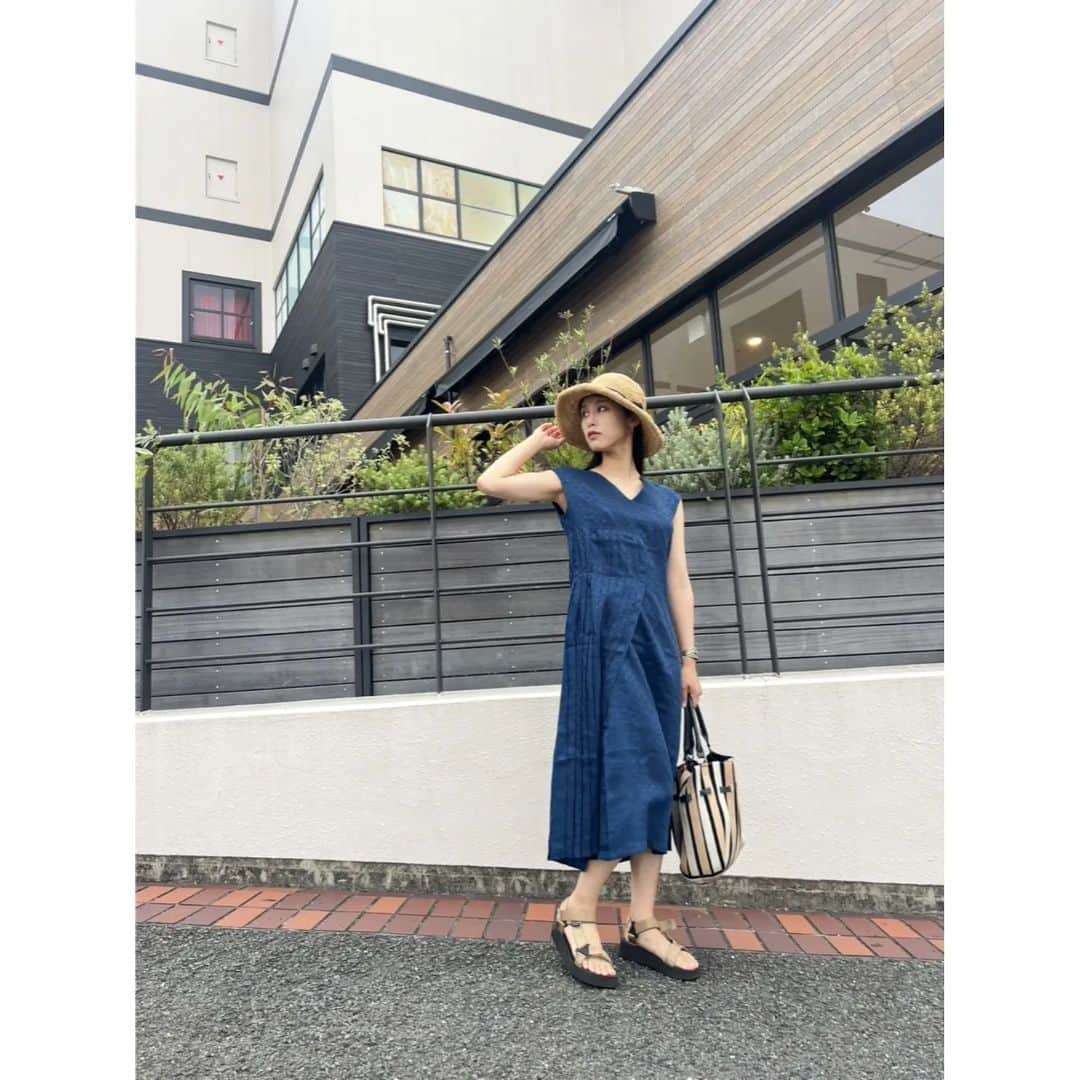 杉原枝利香のインスタグラム：「#new 👗  この度「プラス62アンバサダー」に就任いたしました！( @plus62_shop ) アジアンテイストのファッションを取り扱う新進気鋭のセレクトショップ‼珍しい柄やデザインも多くてコーディネートの幅も広がりそう✨楽しみ〜♡  今月の👗♡ 「バティック柄ジャガードワンピース」 右身頃にタックを配置したシンプルなIラインワンピース。素材表面にジャガード織でバティック柄を表現。 外観も生地をテンセル・キュプラを使用し、高級のある光沢のあるワンピースです。  お気に入りの麦わら帽子と合わせたらちょっとリゾート旅行気分♪  #iloveit  #プラス62アンバサダー  #fashion #fashiongram ------------------------ #photoshoot #photo #outfit #ootdfashion #ootd #followme #シードルアンバサダー #横須賀アピールグラマー #りンご #杉原枝利香 #actress #model #ambassador #🍎」