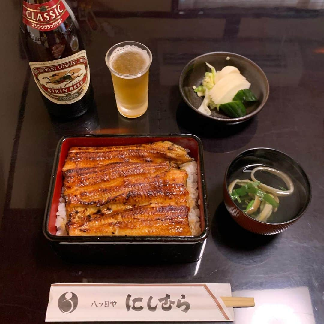 くろさんのインスタグラム写真 - (くろInstagram)「八つ目や にしむら➰  本日の有給休暇満喫ランチ🍺  やっぱココの鰻は旨しですな😋  10:35に到着したら8人目でした。 11時オープン前には軽く20人以上の並びがw で、お店出たら更に行列伸びてましたww ちなみに、7/13〜8/31まではtakeoutのみだそうです。  #鰻重定食上 #鰻重上 #鰻重 #八つ目やにしむら #八つ目やにしむら目黒店 #八つ目や #不動前グルメ #不動前ランチ #目黒ランチ #目黒グルメ #鰻重ランチ #くろ呑み喰い」7月7日 12時18分 - m6bmw