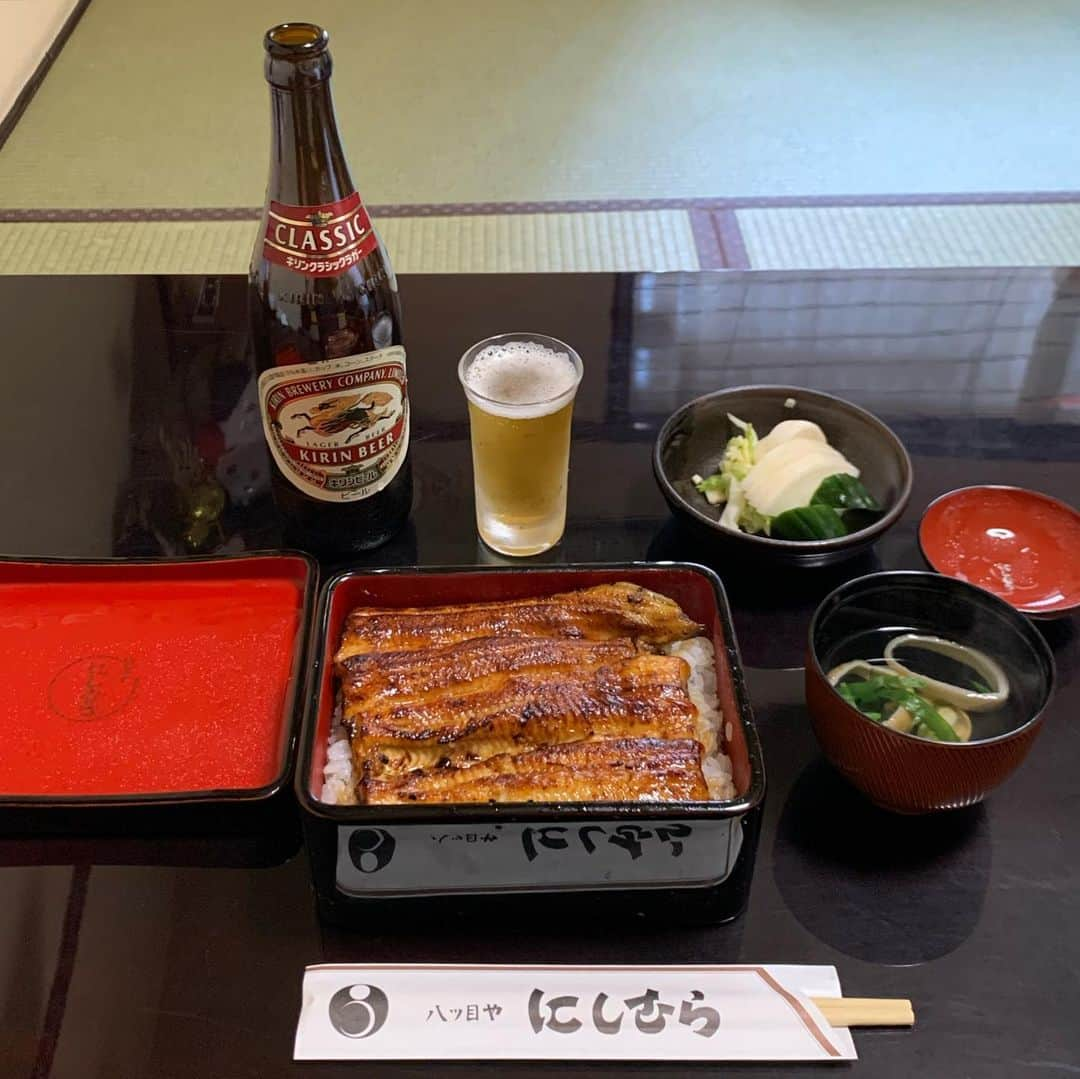 くろさんのインスタグラム写真 - (くろInstagram)「八つ目や にしむら➰  本日の有給休暇満喫ランチ🍺  やっぱココの鰻は旨しですな😋  10:35に到着したら8人目でした。 11時オープン前には軽く20人以上の並びがw で、お店出たら更に行列伸びてましたww ちなみに、7/13〜8/31まではtakeoutのみだそうです。  #鰻重定食上 #鰻重上 #鰻重 #八つ目やにしむら #八つ目やにしむら目黒店 #八つ目や #不動前グルメ #不動前ランチ #目黒ランチ #目黒グルメ #鰻重ランチ #くろ呑み喰い」7月7日 12時18分 - m6bmw