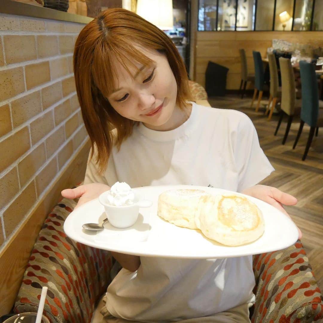 ひよりんごのインスタグラム：「いつかの美味しかったパンケーキ🥞💗 ふわっふわで口の中に入れたら一瞬で溶けた！泡？笑 生クリームも追加しちゃった😂🫶」