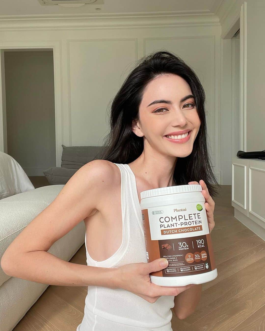 マイ・ダーウィカーのインスタグラム：「คนรอบข้างดาวิจะรู้ดีว่าดาวิแนะนำ Plantae ให้คนที่ดาวิรักตลอด ตอนนี้ก็รัก No.1 เหมือนเดิมไม่เปลี่ยนใจ 💚✨  🌱ใครมองหาโปรตีนพืชที่ทานง่าย สำหรับดาวิ Plantae คืออร่อยสุดๆ โดยเฉพาะรส Dutch Chocolate คนออกกำลังกายทานได้เลย เพราะโปรตีนสูงมาก 30g./ 1 Scoop 💪🏻   7.7 นี้มีโปรโมชั่นเพียบ⚡️บอกเลยตุนได้ตุน จะได้เติมโปรตีนให้เพียงต่อในแต่ละวันนะคะ! ใบ้อีกนิดมีแถมแก้ว Refill Shaker ด้วย!! 🥹 สอบถามเพิ่มเติม หรือรายละเอียดโปรโมชั่นได้ที่ @Plantae.life  #Plantae」