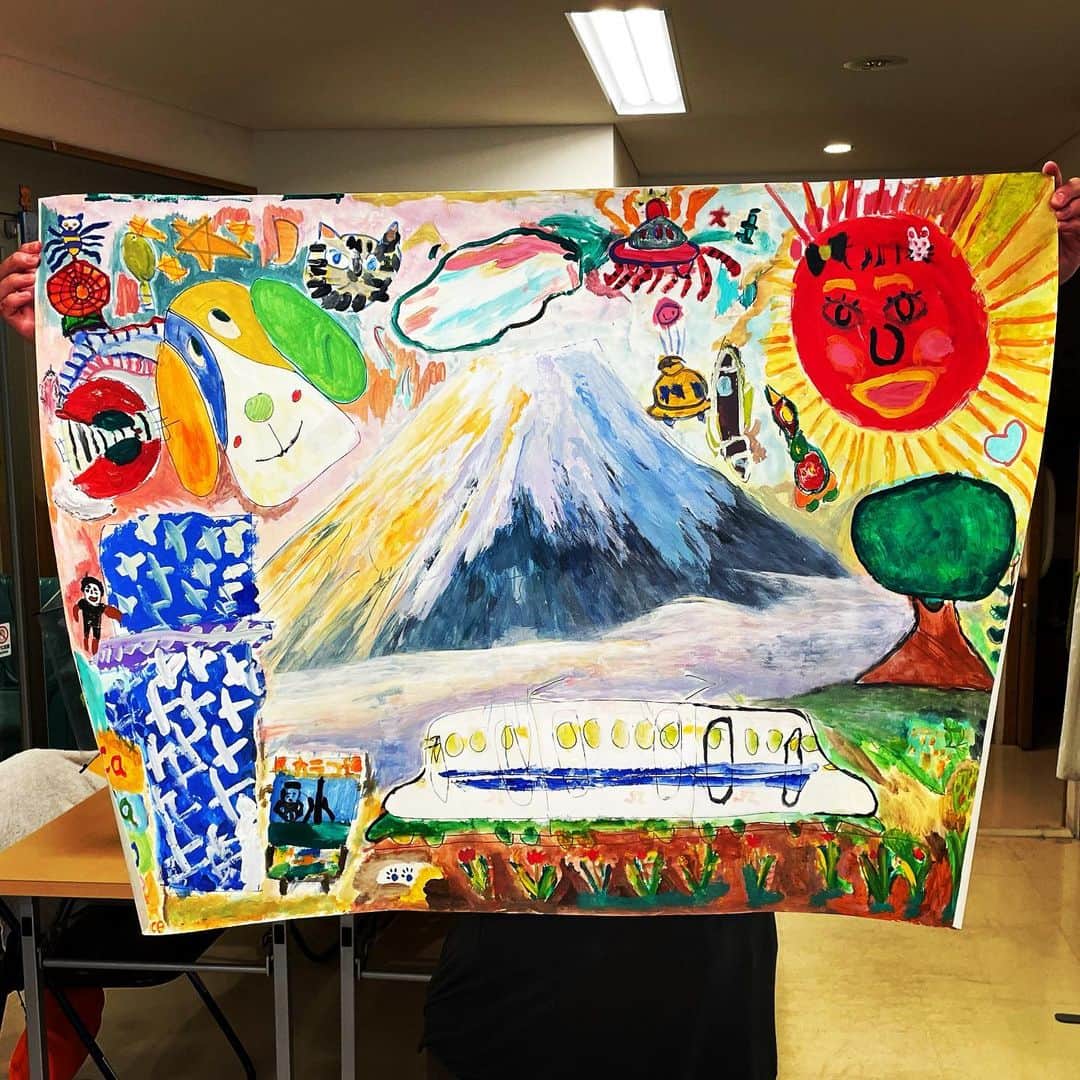 蜷川みほのインスタグラム：「カラコネ(障がい者アートクラス🎨)では、またまた、みんなで富士山🗻、そして、梅雨時は今年も傘のアート☂️、そしてカラフルなテルテル坊主も作りました🎨🌈✨ 作品が、どんどんハイクオリティになっております🖼️🌈✨  ＊NPO法人 カラフル・コネクターズ http://colorful2015.starfree.jp/  #カラコネ #カラコネオフィス #障がい者アート #アート #art」