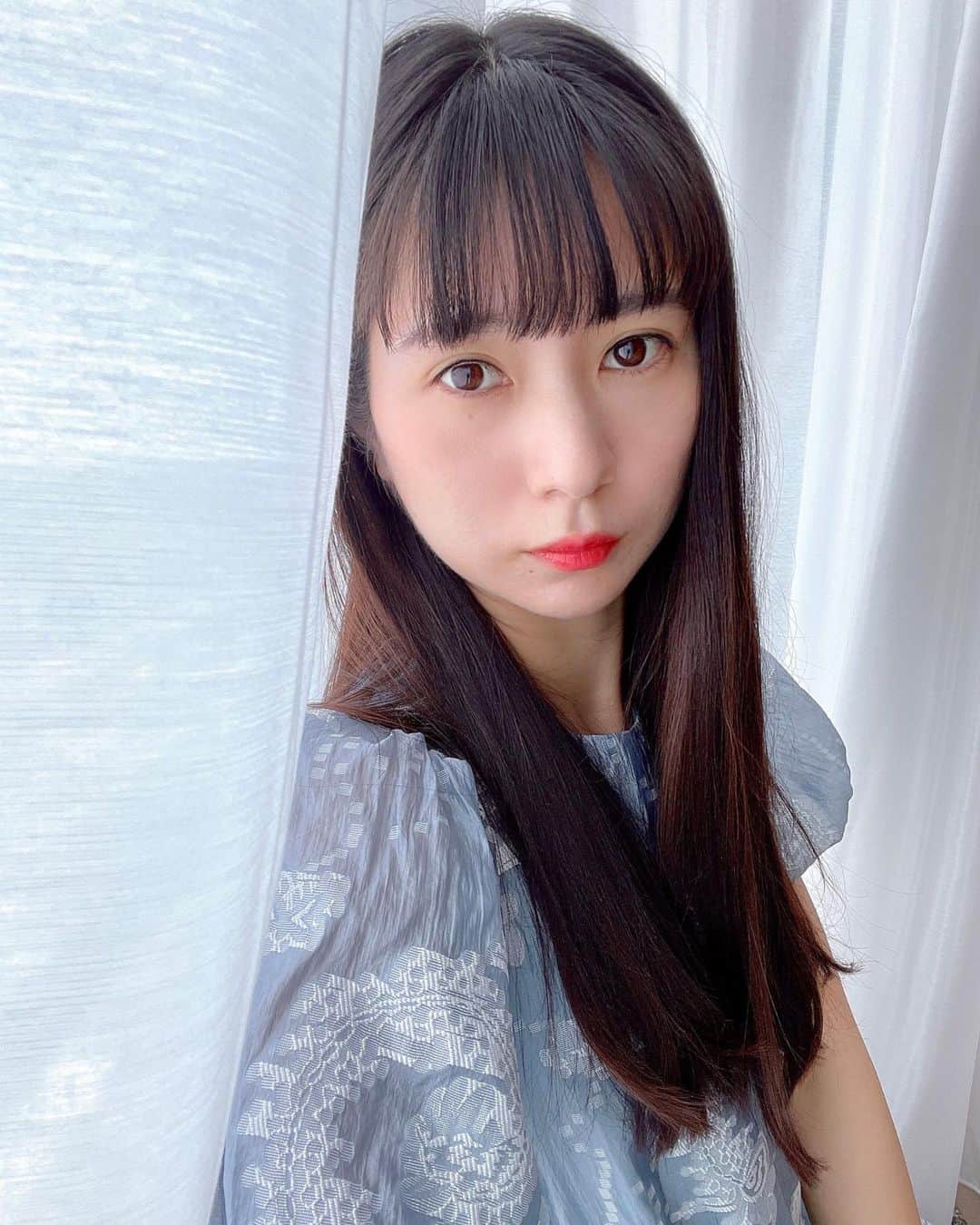高瀬友規奈のインスタグラム：「My skin has been glowing than ever! Thanks to @gloryus_jp  ・ ・ ・ 自宅でできるセルフダーマペンをお試しさせてもらったよ🥹 自分で自分のお顔にニードルを刺していくの…！と思いましたが、終わった後のハリ感、引き上がり感、毛穴のなさに感動。夫からもこの後数日、ハリすごいねと言われ続けた。(アフター写真、若干赤らんでいるのは使用直後のため。でも私はこの後ほんの5〜10分後には落ち着いた) ダーマペンを使用する前後のケア一式もセットになっていて、とても使いやすかったよぅ。😌 ニキビ改善、シミ改善、たるみ、乾燥などにも効果があるとのことです…🫶🏻 ・ ・ ・ #ダーマイージージェット#dermathod#韓国コスメ#ダーマペン#グローリーアス想像商店」