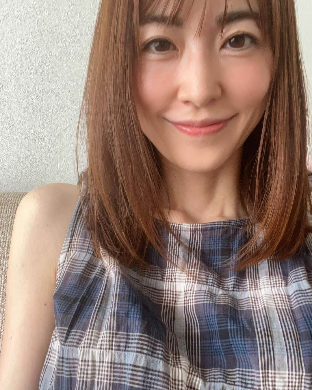 仲嶺梨子のインスタグラム：「. プレミアムストレートをかけた翌日 何もせずにこれです…🥹 うねりがひどくてまとめ髪の日々だったけど、髪の毛なびかせて振り乱して歩くぞ🙌 えっ😀笑 . 今日は、数日探し続けていた物（娘の）を見つけたり、急ぎだったクリーニングをおばちゃんが気を利かせてくれて最短で仕上げたよーと電話くれたり🥹 ハッピー🤗小さな幸せ🍀 . #プレミアムストレート#最高 #小さなハッピー #ありがたい#素敵な週末を」