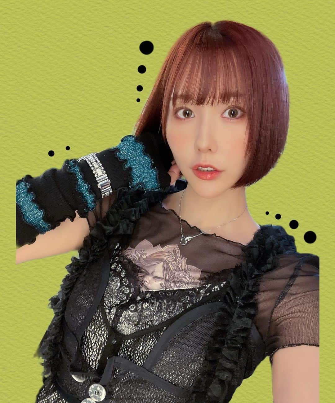 のインスタグラム：「お気に入りブラックコーデ🖤🏴♣️🎱🐈‍⬛🖤🐺🐾♟🕶 ビスチェとアームカバーとバックは自作です🫰🏻💗  #コーデ #ブラックコーデ #blackcode #code #coordinate #自作服 #裁縫 #裁縫好きな人と繋がりたい #ハンドメイド服」