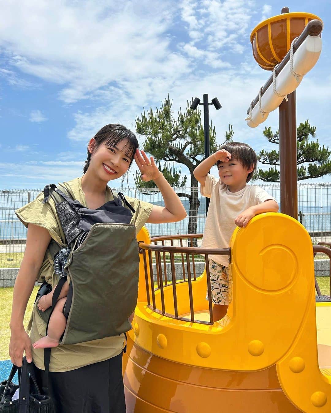 阪本智子さんのインスタグラム写真 - (阪本智子Instagram)「🏠♡  リニューアルオープンした【ABCハウジング 明石・大蔵海岸住宅公園】に家族で遊びに行きました！  碧羽はキッズエリアの遊具が気に入ったようで全力で楽しんでいましたよ😆🎵 子供が遊べる場所や授乳室があるのは本当にありがたい🙏✨  最新のモデルホームは全14棟！ 明石海峡大橋を一望できる立地なので、モデルホームのバルコニーからめちゃくちゃ良い写真が撮れました😍  マルシェも開催されていて美味しいスイーツやパンも買えて嬉しかったな🍞🩷  注文住宅を考えていない方でもお散歩感覚で楽しめると思いますよ😊  @abchousing_official   #ABCハウジング明石大蔵海岸住宅公園 #ABCハウジング #明石 #注文住宅 #マイホーム」7月7日 18時02分 - tomoko_sakamoto423