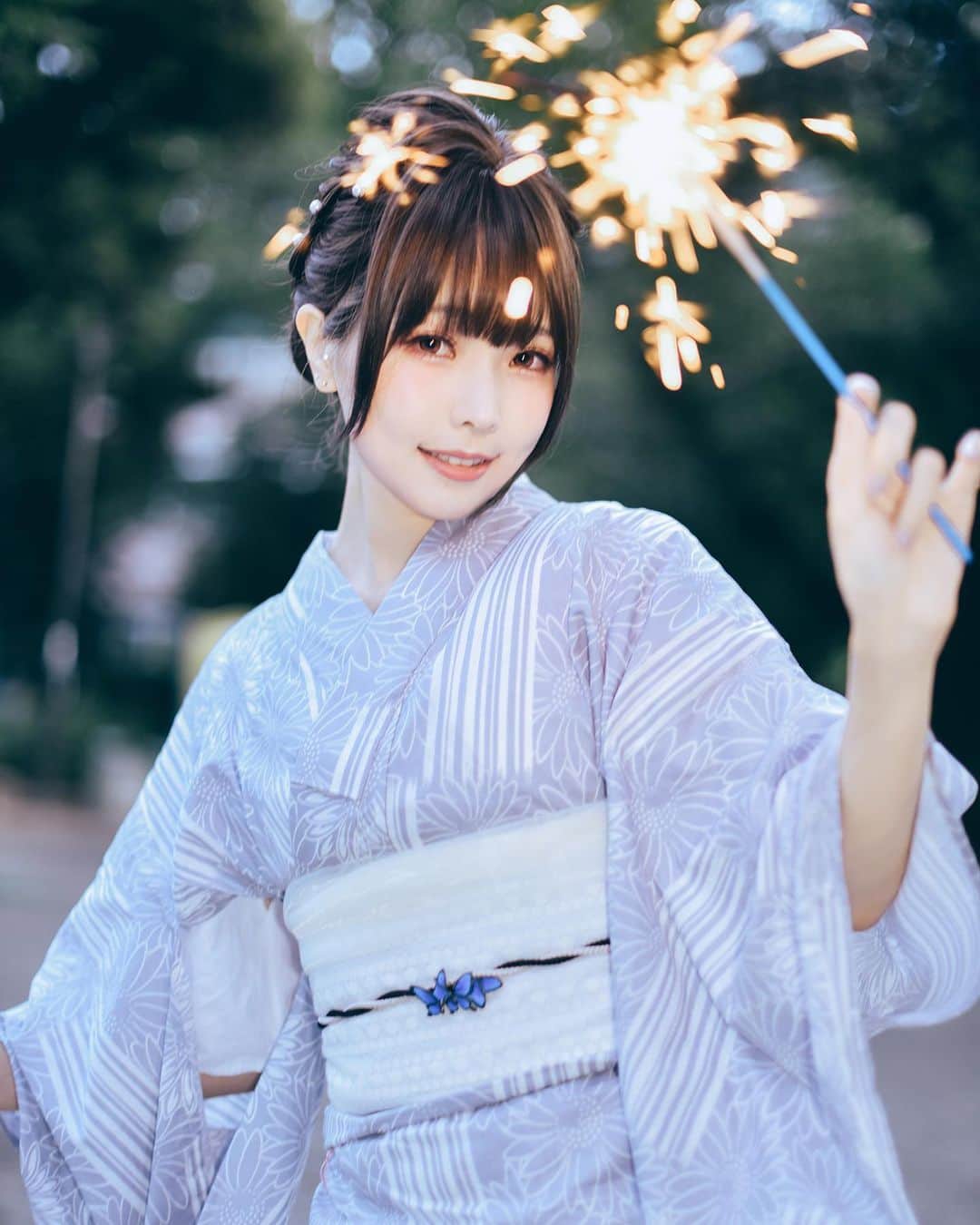 Elyのインスタグラム：「Today is Tanabata in Japan.🎋 I hope everyone can be with their loved ones. 💕(As for me, I have my cat and a wig as companions.🥹)  今日は七夕です🎋🎆  今天是日本的七夕 希望大家都能與喜愛的人相伴💕 （而E子有貓和修不完的假髮陪伴🥹🫶🏻）」