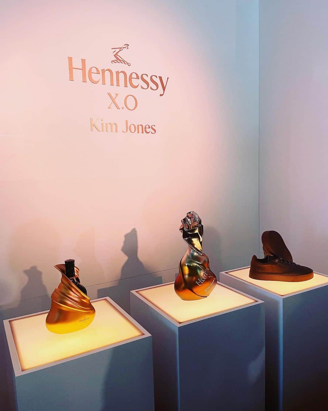 奈良裕也さんのインスタグラム写真 - (奈良裕也Instagram)「@hennessy × @mrkimjones   FOR THE LAUNCH OF THEIR NEW COLLABORATION PARTY 🥃👞 2人並ぶと、どうしてもチャラくなるね🤣 キムのコラボスニーカーを履いて🔥  #HennessyXO #HennessyxKimJones」7月7日 18時03分 - yuyanara