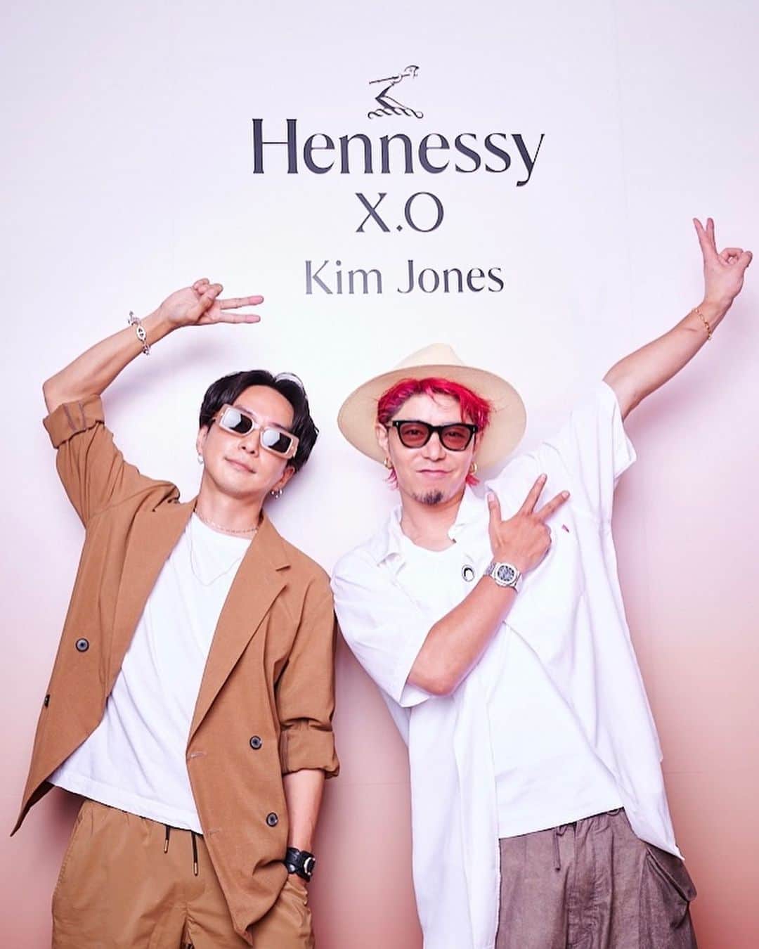 奈良裕也のインスタグラム：「@hennessy × @mrkimjones   FOR THE LAUNCH OF THEIR NEW COLLABORATION PARTY 🥃👞 2人並ぶと、どうしてもチャラくなるね🤣 キムのコラボスニーカーを履いて🔥  #HennessyXO #HennessyxKimJones」