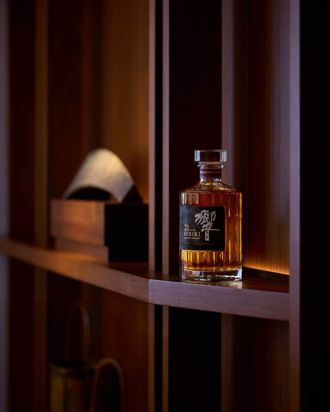 響 | SUNTORY WHISKY HIBIKIのインスタグラム：「. HIBIKI TIME ～二十四節気・小暑～  どことなく胸が高鳴る灯ともし頃。 When warm lights illuminate the room, your heart skips a beat.  #hibiki #響 #hibiki_time #二十四節気 #24seasons #小暑 #shousyo #room #インテリア #interior」