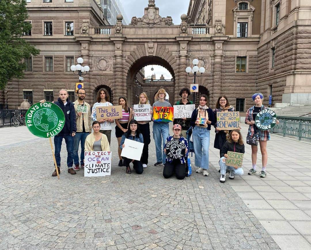 グレタ・トゥーンベリのインスタグラム：「Climate strike week 255. Next Wednesday, the European Parliament will vote on the Nature Restoration Law. We demand MEPs to not reject this law and to vote for the strongest law possible. Nature is our ally, and our life support. We cannot afford to continue sacrifice it in the name of extraction, greed and profits. #ClimateStrike #RestoreNature #StopExpansionStartRestoration」