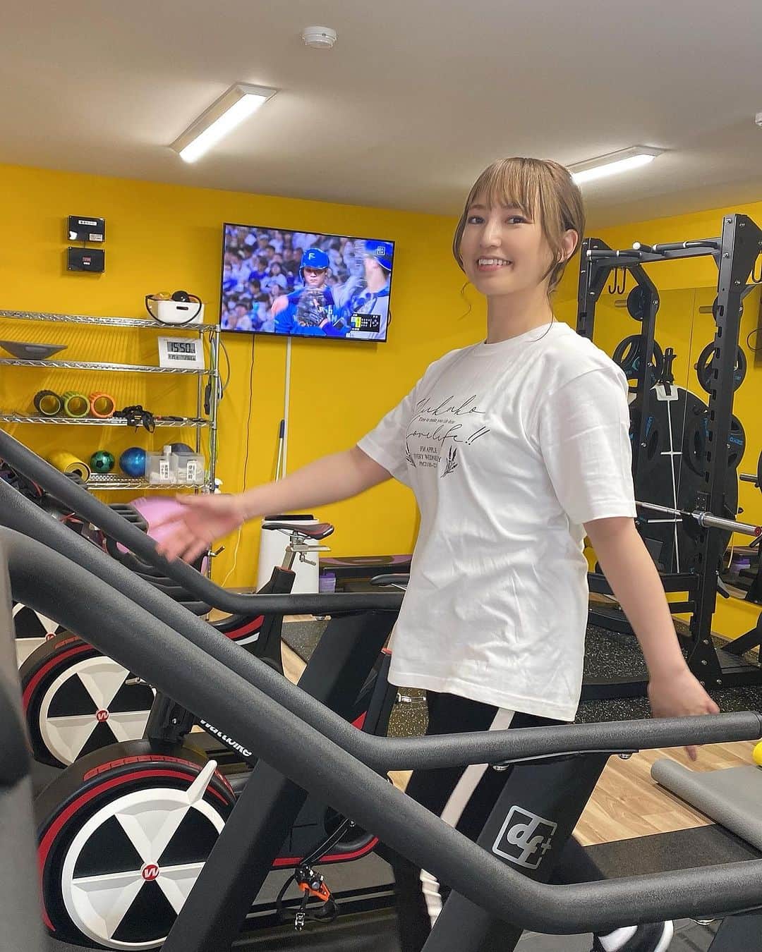 浅井未歩のインスタグラム：「ここ数日、たくさん食べたりしたけど体重増えてなかった、、よかったー😮‍💨  やっぱ運動は大事ね！ もっと追い込んでスリムにならねば😳頑張るぞ🔥🔥🔥  前々から通ってる低酸素トレーニング🏋️  トレーニング前に必ず体重や体脂肪を測って 前回、前々回のデータと比較して身体の状態を確認してからトレーニングに入ります。 この測定が毎回の楽しみ😊 行くたびにに体重や体脂肪が落ちてたりするとモチベーションになる🔥  最後のバイクは、 うまく使えるようになると モモ裏に効いてくる。これがいいんだよね🔥  最近ではアスリートの方や、オリンピック選手を目指しているキッズアスリートが続々と通い始めているようです。  ちなみに今半額キャンペーンやってるよ🔥✨  誰か一緒にいこー！笑  【エクスリミット琴似店】 札幌市西区琴似1条2丁目5-3 ハシモトビル1F @exlimit_kotoni   #エクスリミット琴似店  #エクスリミット #低酸素トレーニング #低酸素」