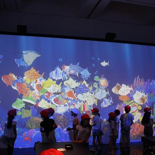 poroco（ポロコ）さんのインスタグラム写真 - (poroco（ポロコ）Instagram)「明日からスタート！「STV創立65周年記念 チームラボ 学ぶ！未来の遊園地と、花と共に生きる動物たち」  本日、内覧会へ行って体験してきました。世界中で展開しているアート集団「チームラボ」の展覧会が、札幌芸術の森美術館にて開幕します。  見て触れることができる、美しい創造的なアート体験。自分でお絵描きした魚が、即時にアート空間に加わったり、世界で開催中の展覧会と繋がっていて、海外で描かれた魚が、札幌の会場に登場したり…。不思議な体験。子どもはもちろん、大人も楽しめます。  詳細は、近日中にporoco公式サイトにてアップ予定！  【会場】札幌芸術の森美術館 【期間】7/8(土) ～9/3(日) 【時間】月～金曜 9:45～ 17:30、土・日曜、祝日 8:30～17:30（最終入場 17:00まで） 【料金】中学生以上1,500円、3歳以上800円 ※土・日曜、祝日と8/10～8/18日は日時指定入場券が必要です  https://www.stv.jp/event/team-lab/index.html」7月7日 18時08分 - poroco_magazine