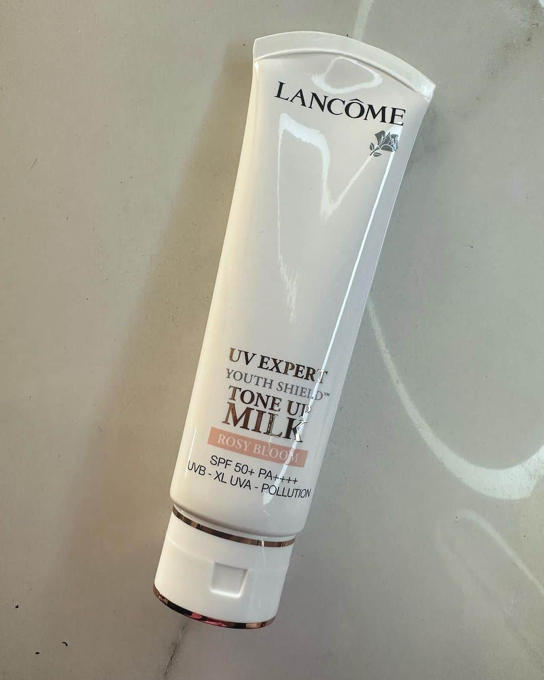 松浦三佳のインスタグラム：「＊ 下地がとってもお気に入り♡ LANCOME UV エクスペール トーン アップ ローズ🌹 トーンアップしてくれる上にUVケアもできる🫰 50ml 8800円 化粧崩れもしない🥹🥹🥹最高👍 ＊ ＊ ＊ ♡★♡ﾟ･*:.｡ ｡.:*･ﾟ♡★♡ﾟ･*:.｡ ｡.:*･ﾟ♡★♡ﾟ･*:.｡ ｡.:*･ﾟ♡  #LANCOME #ランコム #UVエクスペールトーンアップローズ  #化粧下地 #メイクアップ #ビューティ #日焼け止め #日焼け止め下地  #トーンアップ下地  #ベースメイク #uvミルク」