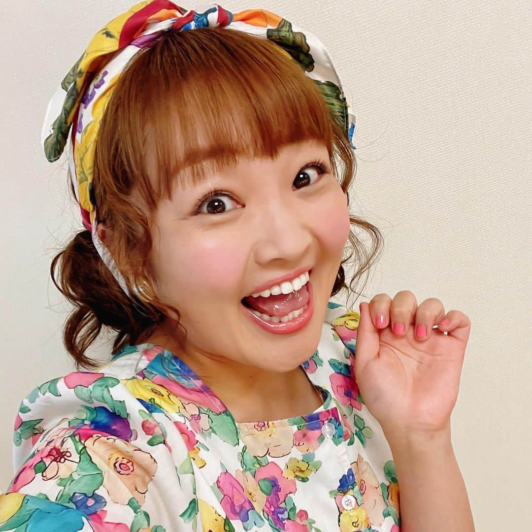 柳原可奈子さんのインスタグラム写真 - (柳原可奈子Instagram)「7/11(火)よる7時からの「今夜はナゾトレ」のお衣装です❤️  👗💚ワンピース💚👗 @mocha555mocha  フラワースクエアネックワンピース 肩のラインがとっても可愛い😍💕 ZARAのスカーフを頭に巻いたよ‼️ 最近スカーフやターバンをリボンがわりに頭に巻くのがマイブーム❤️ H&Mにもたくさんあるってスタイリストさんが教えてくれたよ❣️😊  ケータリングであったかいご飯が食べられる幸せ…‼️‼️を噛み締めてる本番前のお写真もどうぞ🤗  7/8(土)よる7時からは「嗚呼‼︎みんなの動物園」  7/9(日)よる6時55分からは「THEカラオケ☆バトル」  こちらも合わせてご覧ください❣️😊  素敵な七夕🎋を✨✨✨❤️❤️❤️ またね👋 #今夜はナゾトレ」7月7日 12時43分 - yanagihara_kanako_