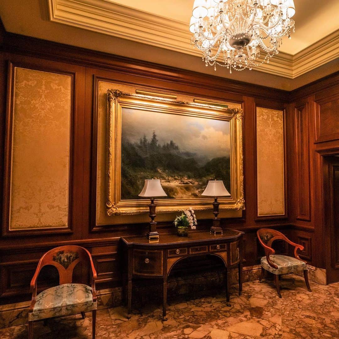 The Ritz-Carlton, Osakaさんのインスタグラム写真 - (The Ritz-Carlton, OsakaInstagram)「ザ・リッツ・カールトン大阪の館内には、随所に絵画や調度品が飾られています。18世紀の英国貴族の暮らしに思いを馳せる、そんな優雅な時間をお楽しみください。  Immerse yourself in the elegance of an 18th century Georgian-style mansion.   #ritzcarlton #ritzcarltonosaka #theritzcarltonosaka  #osaka  #luxuryhotel  #hotel #traveljapan  #Osaka travel #osakahotel」7月7日 12時55分 - ritzcarlton.osaka