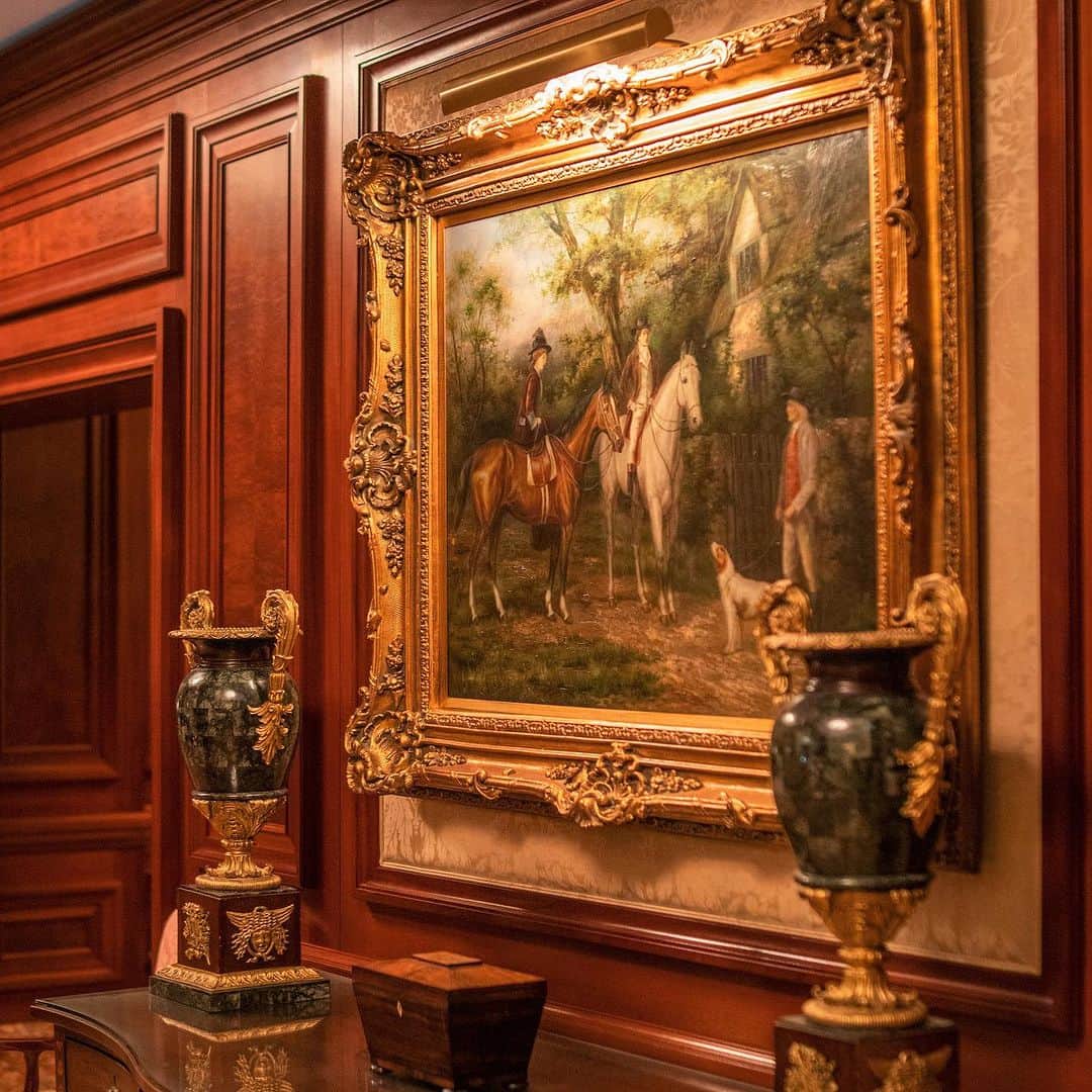The Ritz-Carlton, Osakaのインスタグラム：「ザ・リッツ・カールトン大阪の館内には、随所に絵画や調度品が飾られています。18世紀の英国貴族の暮らしに思いを馳せる、そんな優雅な時間をお楽しみください。  Immerse yourself in the elegance of an 18th century Georgian-style mansion.   #ritzcarlton #ritzcarltonosaka #theritzcarltonosaka  #osaka  #luxuryhotel  #hotel #traveljapan  #Osaka travel #osakahotel」