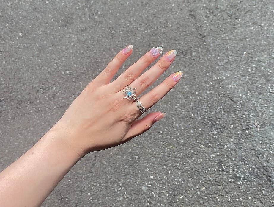 三田寺理紗のインスタグラム：「久しぶりにネイルしたよおおおおお！！  オーロラキラキラかわちーーー💖💙💛💜」