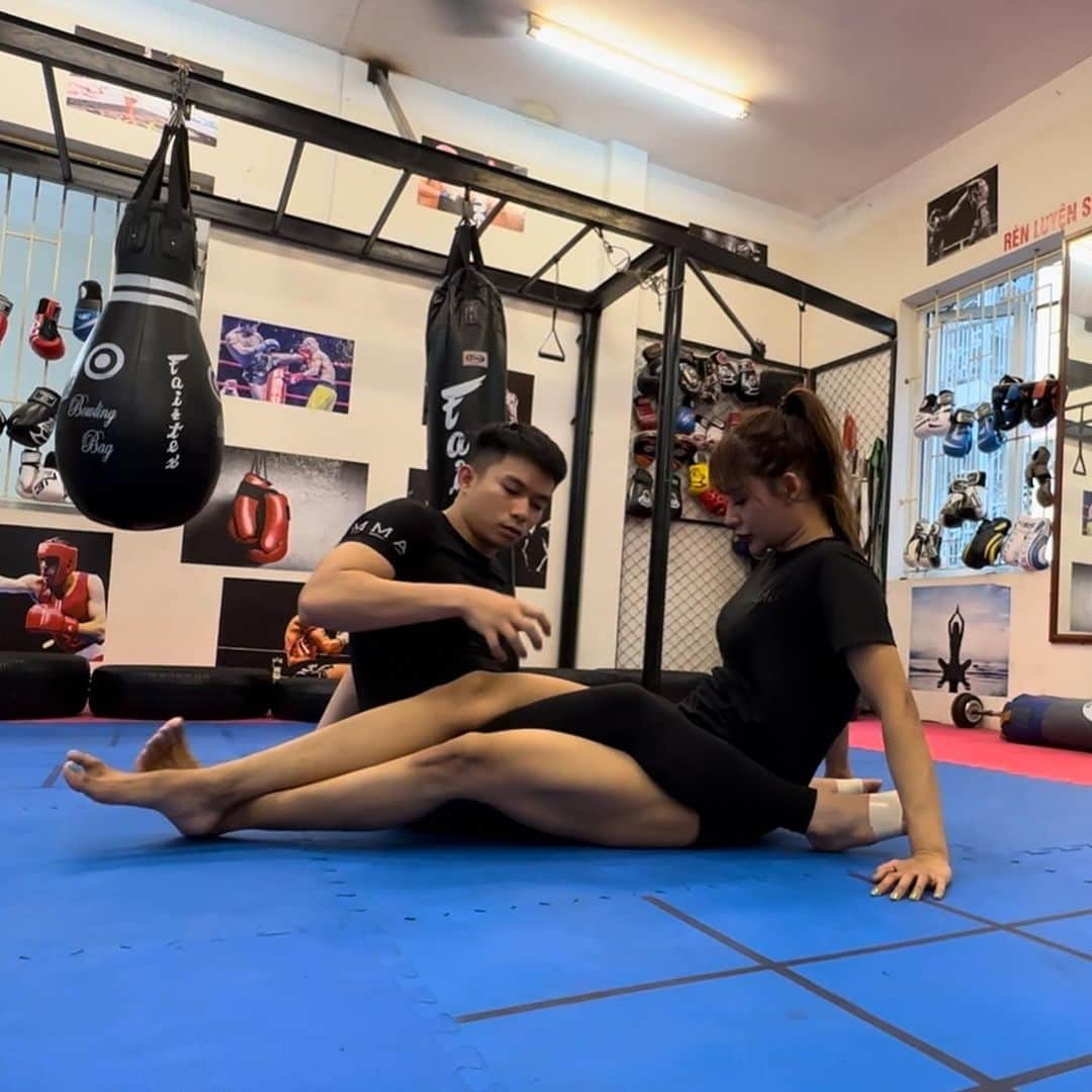 April Imanさんのインスタグラム写真 - (April ImanInstagram)「MMA training🔥 Practicing some leg locks☠️ Dangerous stuff ⚠️  . . . . #apriliman #strongwomen #traininghard #gymeveryday #workouteveryday #trainingday #gymrat #trainhard #trainlikeagirl #traindirty #mma #mmagirls #fightclub #martialarts #martialartstraining #mmatraining #girlswhofight #martialartsgirls #fightlikeagirl #mindovermatter #trainingmotivation #neverstop #leglocks #submissions」7月7日 13時03分 - april_iman