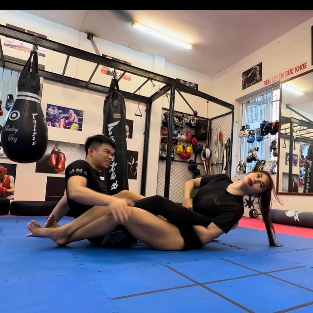 April Imanさんのインスタグラム写真 - (April ImanInstagram)「MMA training🔥 Practicing some leg locks☠️ Dangerous stuff ⚠️  . . . . #apriliman #strongwomen #traininghard #gymeveryday #workouteveryday #trainingday #gymrat #trainhard #trainlikeagirl #traindirty #mma #mmagirls #fightclub #martialarts #martialartstraining #mmatraining #girlswhofight #martialartsgirls #fightlikeagirl #mindovermatter #trainingmotivation #neverstop #leglocks #submissions」7月7日 13時03分 - april_iman