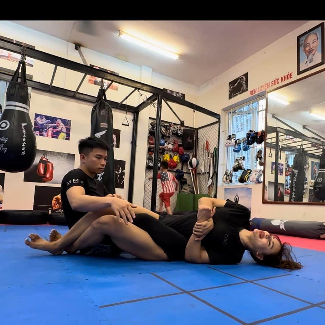 April Imanさんのインスタグラム写真 - (April ImanInstagram)「MMA training🔥 Practicing some leg locks☠️ Dangerous stuff ⚠️  . . . . #apriliman #strongwomen #traininghard #gymeveryday #workouteveryday #trainingday #gymrat #trainhard #trainlikeagirl #traindirty #mma #mmagirls #fightclub #martialarts #martialartstraining #mmatraining #girlswhofight #martialartsgirls #fightlikeagirl #mindovermatter #trainingmotivation #neverstop #leglocks #submissions」7月7日 13時03分 - april_iman