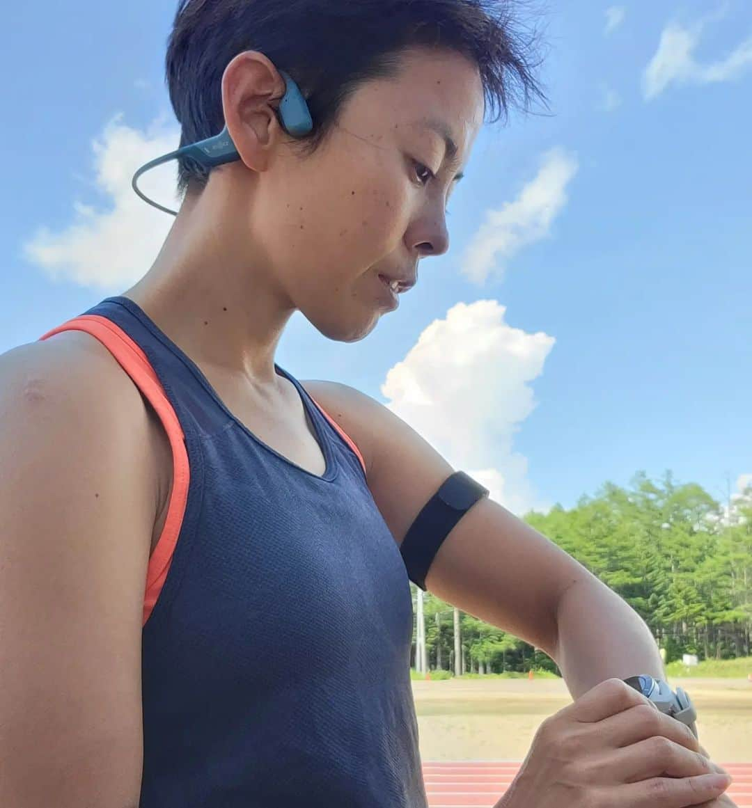 上田藍さんのインスタグラム写真 - (上田藍Instagram)「. 🏃🏃🏃💓⌚💓🏃🏃🏃  Wahoo  ELEMNT RIVAL⌚ TICKR FIT❤️  トレーニング、レース、普段使いとして愛用させていただいているウォッチ【ELEMNT RIVAL⌚】と心拍数を測るアイテム【TICKR FIT/ハートレートアームバンド💓】で、日々のトレーニングの感覚と実際の数値(タイム.心拍数.ピッチ.etc)の確認をすることで、主観にずれがないかなど良い指標としています。  データを蓄積させることで、記録になり、振り返りの充実度も増していると思っています😊🌿  正確な記録をとることも重要になるので、手首の細めな私には時計の機能にあらかじめ付いている(手首で計測する)心拍数だと時々、心拍の波形が乱れがちになるので、胸部や腕で計測するハートレートモニターやアームバンドを愛用しています🤗💓  だからといって、記録に囚われたくない派でもあるので、、、(笑)わがまま🤭 あくまでもその日のトレーニング中に感じた動きや疲労感・パフォーマンスを重視した上で、計測した内容を後で確認して感じたものが利に叶っていたのか、そうではないのかを探って仕上げていくイメージで記録と付き合っています☺️👌☀️ 　 もちろん、設定タイムを決めてペース走を行うこともありますが、常にパフォーマンスを発揮するときは自由でいたいので、記録や結果は後付けでチェック✨というスタイルでトレーニングを積んでいます。  後からチェックをして、やっぱり心拍数低めで上手く走れてたんだな～🎵とか、レースではここでペースが中弛みして(少し落ちていた)いたんだなぁ～🤔と、振り返りをすると新しい発見がうまれたりします😊  感じたことは案外すぐに忘れてしまったりもするので、日々のトレーニングの記録をちゃんと取って残しておくことも成長への鍵になると思っています💪✨ 携帯アプリにデータを簡単に取り込めて、いつでもチェックすることができるので、有難いです🙆  ぜひぜひ、皆さんもトレーニングの相棒とたくさん出会っていってほしいです⌚💓✨  #wahoo #elemntrival #tickrfit #感覚と現実の摺合せ✨ #基本的には自由に🌿 #振り返りを大切に #強化の相棒💓 #トライアスロン #上田藍 #感謝🍀」7月7日 13時04分 - ai_love_tri