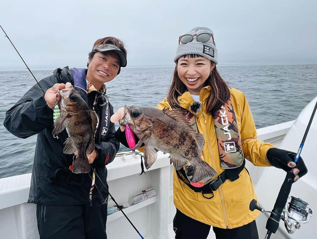 石川文菜さんのインスタグラム写真 - (石川文菜Instagram)「SLJの人気ジグ"フラッグトラップ"にボトムの魚へスローフォールでじっくり見せる"フラッグトラップ リーフ"が仲間入り🤩  その撮影で宮城県へ行ってきたよ✈️  お世話になったのは塩竈市から出船している快星丸さん🛥️💨  親切で優しい船長からリーフの特徴をいかした釣り方を教えてもらい、よく釣れました😍  SLJでボトムをネチネチと狙うときはフラッグトラップ(オリジナル)との使い分けとして持っておくのがおすすめ！ 購入したらぜひ教えてくださいね😊 (私のおすすめカラーはピンクインパクト🩷)  動画はYouTubeのJACKALL STATIONにて公開中ですので、ぜひご覧ください💁🏻‍♀️🤍  佐藤船長がたくさん写真を撮ってくださったので、載せたい写真がいっぱい🤭📸 オフショットなどありますので、もう少しお付き合いくださいね🐻👏🏻  ご協力ありがとうございました🙇🏻‍♀️🙇🏻‍♀️ 撮影協力＊快星丸 佐藤慎一船長 @kaiseimaru_official  撮影&編集＊平川力也 @hirakawarikiya   #JACKALL #オフショア #SLJ #根魚 #船釣り #釣り #釣りスタグラム #海釣り #メバル #マゾイ #宮城県 #仙台湾」7月7日 12時58分 - bun0404