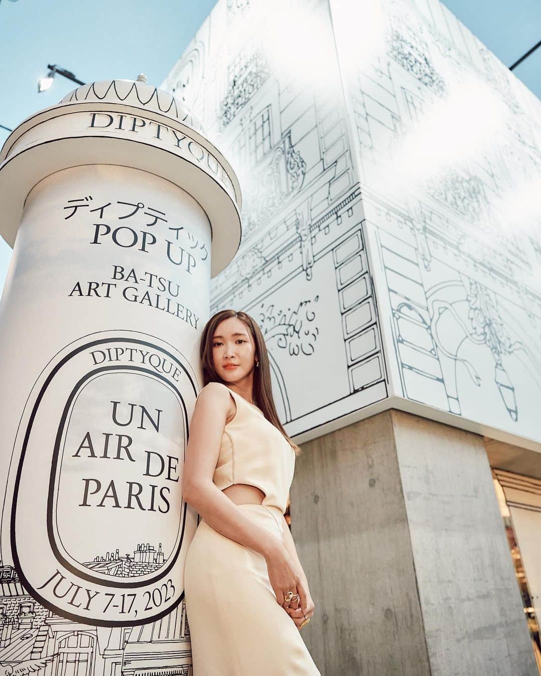 紗栄子さんのインスタグラム写真 - (紗栄子Instagram)「昨日は、大好きなパリのフレグランスメゾン @diptyque のポップアップ「Un Air de Paris」のオープニングイベントに行ってきました🩵🪽  世界で初めての @diptyque のPOPUPの会場として選ばれたのが東京で、今回のテーマは「パリの街を香りで体感する旅」🇫🇷✈️🗼🌼  表参道を1本入るとパリの建築様式が詰まった建物が突如現れて、そこはもうパリの街そのものでした😍🇫🇷🥐✨  歴史とたくさんの職人たちの想いや技術を知ることのできるポップアップは圧巻で、このポップアップでしか購入することのできない限定アイテムもとっても可愛かったです💘  開催中はアーティストさんを招いて、ペーパーキャンドルのワークショップも開催されていて、私も参加したのですが作品がとんでもないことになったので、 @keitamaruyama の美しい作品のみあげさせていただきます🫶🏻✨w  最後にパティスリィアサコイワヤナギさんの、このイベントのために特別に作られたアイスクリームも、とーっても美味しくて、撮影されていることを忘れて無心で食べている私もどうぞ🍨w  五感で楽しめる素敵なイベントで幸せな時間を過ごすことができました🫶🏻🩵🪽  7月7日(金)～17日(月)の間、世界に先駆けて東京 表参道のBA-TSU ART GALLERY / STANDBY で開催しているのでみんなもぜひ予約していってみてね🦢🤍🖤  #DIPTYQUE #ディプティック #Diptyqueunairdeparis #Diptyqueパリの空気」7月7日 13時00分 - saekoofficial
