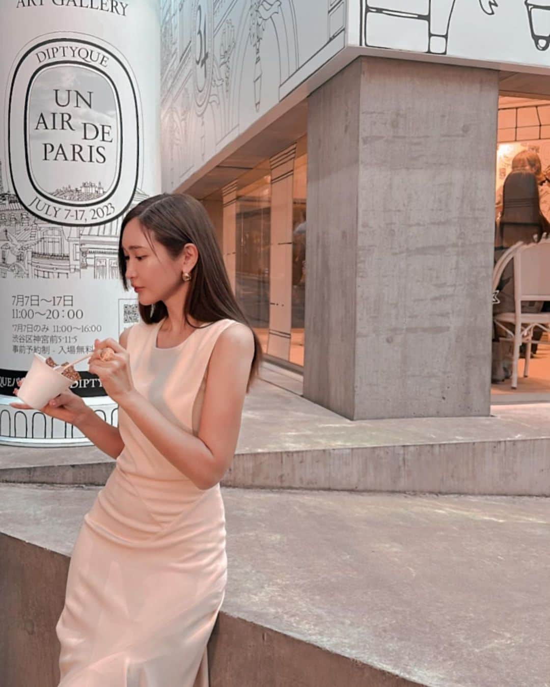 紗栄子さんのインスタグラム写真 - (紗栄子Instagram)「昨日は、大好きなパリのフレグランスメゾン @diptyque のポップアップ「Un Air de Paris」のオープニングイベントに行ってきました🩵🪽  世界で初めての @diptyque のPOPUPの会場として選ばれたのが東京で、今回のテーマは「パリの街を香りで体感する旅」🇫🇷✈️🗼🌼  表参道を1本入るとパリの建築様式が詰まった建物が突如現れて、そこはもうパリの街そのものでした😍🇫🇷🥐✨  歴史とたくさんの職人たちの想いや技術を知ることのできるポップアップは圧巻で、このポップアップでしか購入することのできない限定アイテムもとっても可愛かったです💘  開催中はアーティストさんを招いて、ペーパーキャンドルのワークショップも開催されていて、私も参加したのですが作品がとんでもないことになったので、 @keitamaruyama の美しい作品のみあげさせていただきます🫶🏻✨w  最後にパティスリィアサコイワヤナギさんの、このイベントのために特別に作られたアイスクリームも、とーっても美味しくて、撮影されていることを忘れて無心で食べている私もどうぞ🍨w  五感で楽しめる素敵なイベントで幸せな時間を過ごすことができました🫶🏻🩵🪽  7月7日(金)～17日(月)の間、世界に先駆けて東京 表参道のBA-TSU ART GALLERY / STANDBY で開催しているのでみんなもぜひ予約していってみてね🦢🤍🖤  #DIPTYQUE #ディプティック #Diptyqueunairdeparis #Diptyqueパリの空気」7月7日 13時00分 - saekoofficial