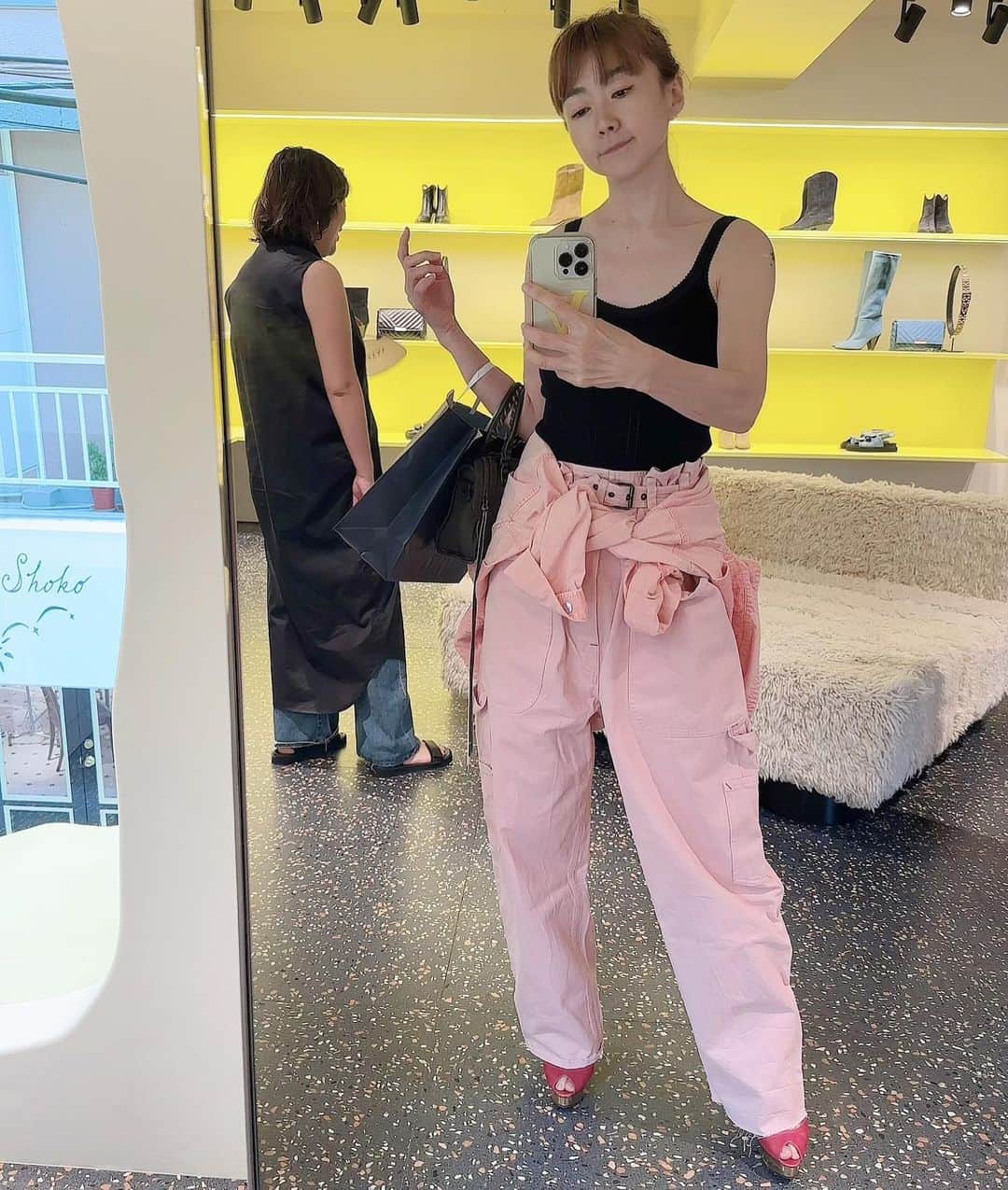 岸本佳子のインスタグラム：「WE ♡ @isabelmarant  昨日は青山に新しくオープンした イザベルマランのショップの内覧会へ。 買い物しやすい最高のロケーションかつ ハッピーなイエローの建築が素敵でした💛  一緒にショッピングいきたくなる おしゃれフレンズにも会えたし ゆったりソファでおしゃべりに花が咲きました🌼 with ↓  @yuri_arai さん @maki_kiriyama さん @naokotani___ ちゃん  私はイザベルマランのお洋服の大ファンで 長年こつこつコレクションをしてますが どれもトレンドに左右されないデザインなので いつの空気感にもしっくりと馴染みます🇫🇷  #isabelmarant #fashion #lifrstyle #qol #tokyo #ootd」