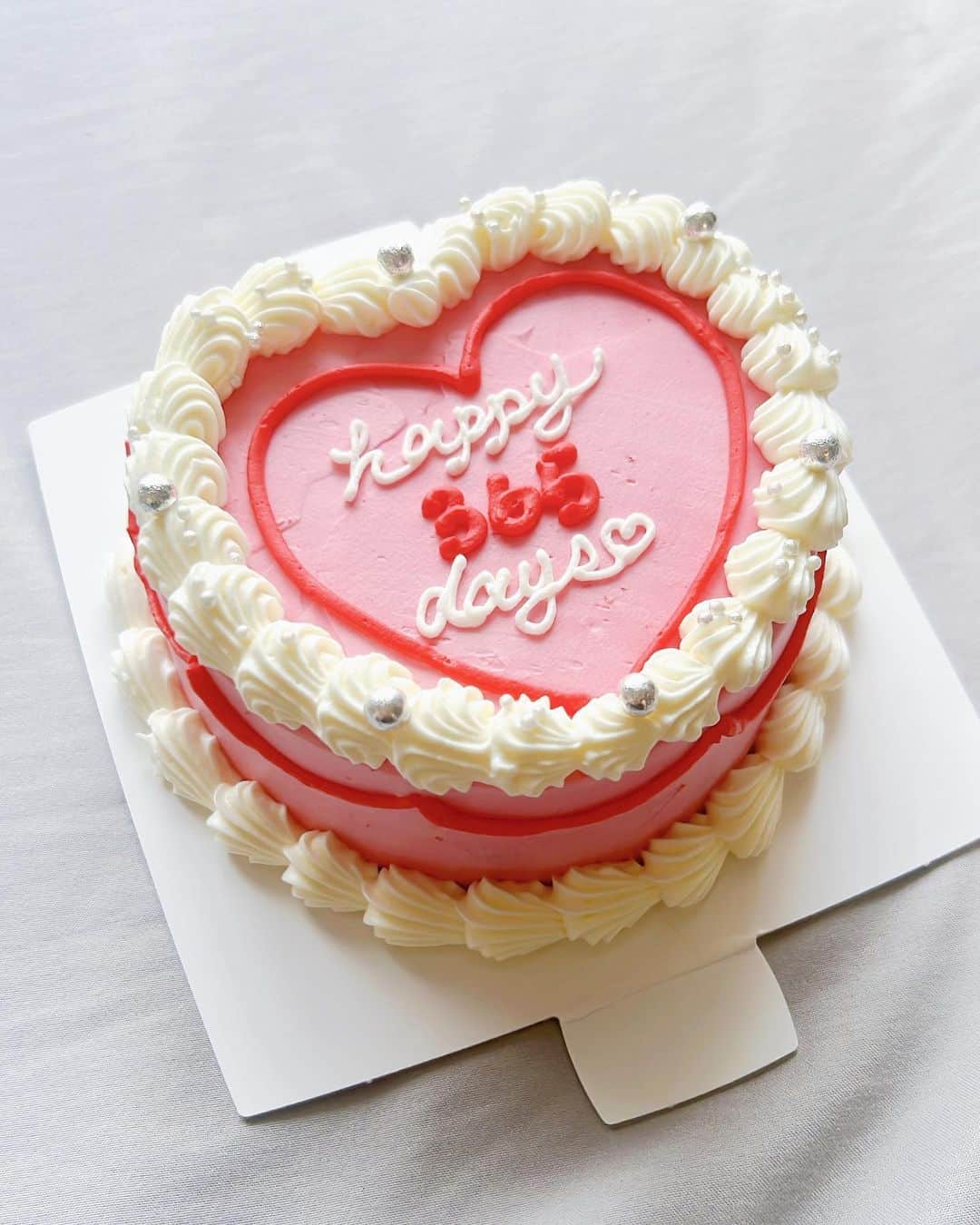 高崎モモコ さんのインスタグラム写真 - (高崎モモコ Instagram)「大阪でセンイルケーキといえば🍰 . . 🎂【ケーキラボ ニャムニャム】 @cakelabo.nyamnyam  . . 誕生日や記念日、推し活に..❤︎ クオリティ高いセンイルケーキを作ってもらえる #ケーキラボニャムニャム さん🫶🏻 . . サイズやスポンジの中身、型を選んで自分のオリジナルケーキを作ってもらえます💓 . もちろん画像を見せて再現してもらうことも✨ . . デザインめちゃ迷ったけど、 ピンクと赤でラブリーな感じに😍🙌🏻 文字の感じもキレイで大満足！ . . 食べた日のルックスが残念やったので自分の姿は数枚目にしときます🤣笑 . . 大阪に住んでないよ！って方や 直接取りに行けない！って方は 通販で注文することもできるので チェックしてみてください〜👼💗 . . . #センイルケーキ#韓国ケーキ#誕生日ケーキ #誕生日#センイルチュッカヘ#ニャムニャム #大阪カフェ#大阪グルメ#ケーキ通販#手作りケーキ#大阪スイーツ」7月7日 13時18分 - momoko_takasaki
