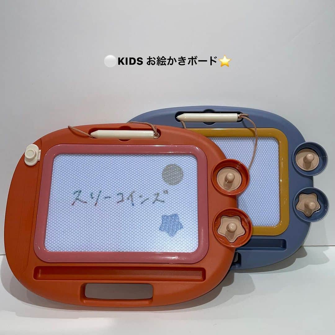 3COINS lN LUMINEのインスタグラム：「こんにちは 3COINSルミネ荻窪店です（＾_＾）  今回は、KIDS新商品のお絵かきボードをご紹介致します⚪️⭐️  ・お絵かきボード オレンジ/ブルー 1000円(税込　1100円)  書いたものがすぐ消せる機能のほかにもスマホを立てて見ながら、お勉強やお絵かきができます✍️  ぜひお近くの店舗にお立ち寄り下さい ⚠️店舗により在庫状況が異なります  #3coins #スリーコインズ #スリコ #スリコ新商品」