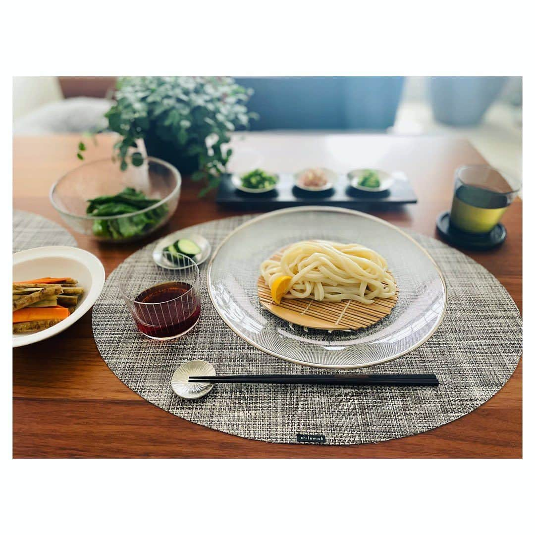 市橋有里さんのインスタグラム写真 - (市橋有里Instagram)「夏はやっぱり讃岐うどん てことで、お昼はざるうどん ちくわを買い忘れちくわ天は断念w 代わりに甘長とうがらしのナンプラー炒めと 大きめきんぴらごぼうを。 先日いただいたきんぴらが美味しかったので 真似して作ってみました。 薬味はネギ、茗荷、おくら、すだち きゅうりの糠漬けもうまくできたので一緒に添えて。  夜はたんぱく質多めに摂ろうかな♪ ・ #小料理屋あり #おうちごはん #吉本食品 #さぬきうどん」7月7日 13時35分 - ariichihashi