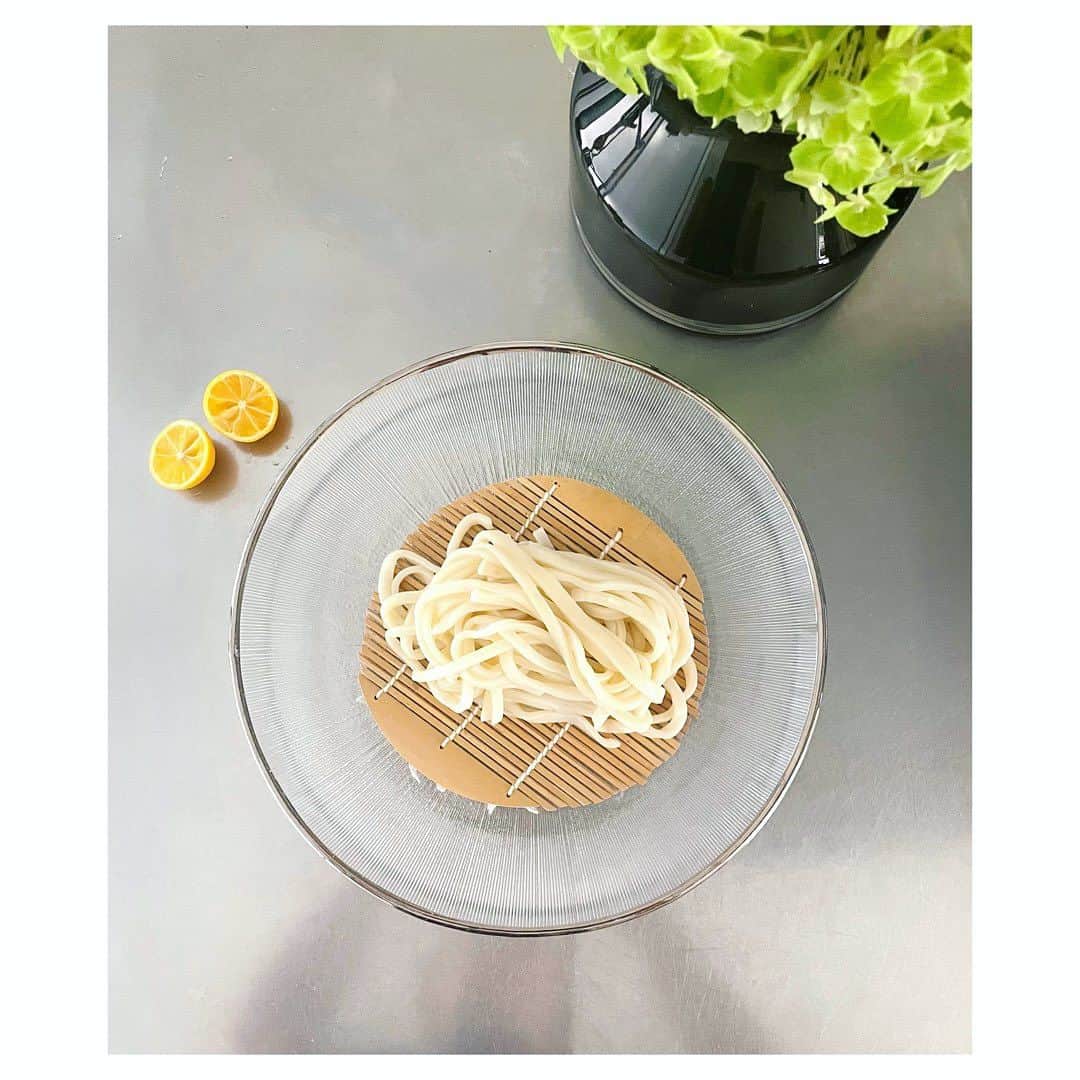 市橋有里さんのインスタグラム写真 - (市橋有里Instagram)「夏はやっぱり讃岐うどん てことで、お昼はざるうどん ちくわを買い忘れちくわ天は断念w 代わりに甘長とうがらしのナンプラー炒めと 大きめきんぴらごぼうを。 先日いただいたきんぴらが美味しかったので 真似して作ってみました。 薬味はネギ、茗荷、おくら、すだち きゅうりの糠漬けもうまくできたので一緒に添えて。  夜はたんぱく質多めに摂ろうかな♪ ・ #小料理屋あり #おうちごはん #吉本食品 #さぬきうどん」7月7日 13時35分 - ariichihashi