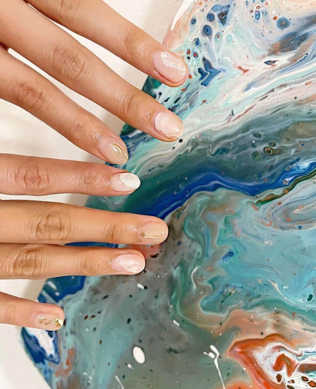 堀江聖夏のインスタグラム：「⌇‎𓆚𓆙𓆚 ⁡ 𝖭𝖾𝗐 𝗇𝖺𝗂𝗅 💅♡ ⁡ 肌色に合わせた白とゴールドの組み合わせ♛  ⁡ @risa.ujunail さん、 いつもありがとうございます🌌 ⁡ 幻想的でとてもお気に入りで 爪伸びないでくれ〰︎と 願っている🥺 ⁡ ________________________________ #ネイル #𝗇𝖺𝗂𝗅 #ジェルネイル  #ネイルデザイン #シンプルネイル  #𝗇𝖾𝗐𝗇𝖺𝗂𝗅 #夏ネイル #代々木上原」