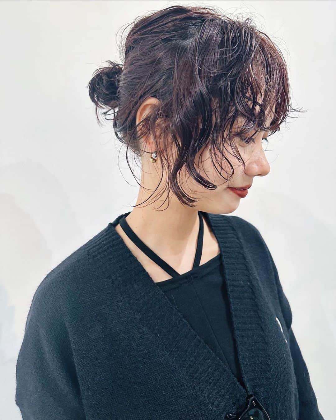 Switch HAIRのインスタグラム：「ベーシックパーマ¥7,700〜 デジタルパーマ¥10,450〜  酸性パーマ¥9,350〜 酸性デジタルパーマ¥11,550〜  他にも、前髪パーマ顔まわりパーマもございますのでお気軽にご相談下さい☺️⭐︎  style by @nao_0120   #switch #switchhairfukuoka  #福岡美容室　#大名美容室 #福岡　#美容室 #パーマ #酸性パーマ　#デジタルパーマ」