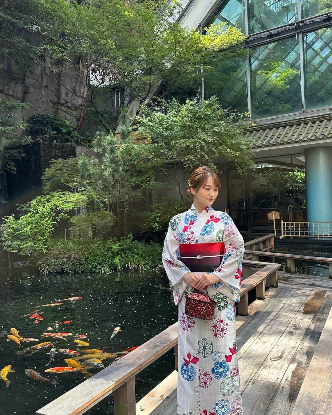 篠原梨菜さんのインスタグラム写真 - (篠原梨菜Instagram)「ホテル雅叙園東京で 和のあかり×百段階段 2023 アートイルミネーションを取材しました🎋 テーマは「極彩色の百鬼夜行」 有名な「百段階段」をのぼりながら、徐々に幻想的な世界に誘われます！ 音楽や木の香り、そしてあかりの美しさに心動かされました😍  ほかにもホテル雅叙園東京内に素敵な場所がたくさんあり、暑い夏に涼を感じました☀️  写真を沢山撮っていただいたのでのせます！！ #thetime_tbs #ホテル雅叙園東京 #和のあかり百段階段  #tbs」7月7日 13時41分 - shinorinatbs