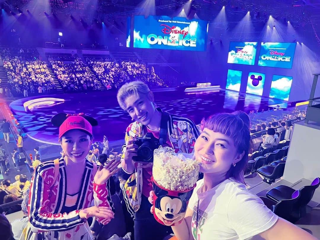 吉川友真のインスタグラム：「#ディズニーオンアイス "100 YEARS OF WONDER" 今年も秋田県由利本荘市より日本公演が開幕しました⛸  昨夜のオープニングではゲストの #村上佳菜子 さんと才能溢れる地元スケーターたちによるスペシャルオープニングアクトも披露され初日公演に花を添えて頂きました💐  3ヶ月間に渡り全国10都市をまわる日本ツアー。 ウォルトディズニーカンパニー創立100周年の特別なショーを皆さんの街にお届けします。  今年は久々に客席を練り歩けるので、たくさん写真撮ったり声かけてくださいね〜 そしてツアーガイドである我々も皆さんの写真を撮りまくります📷 ぜひ素敵な笑顔で応えてくれたら嬉しいです🫰  今年の夏も会場でたくさんの笑顔と出会えますように🎋  #disneyonice  #ディズニー100」