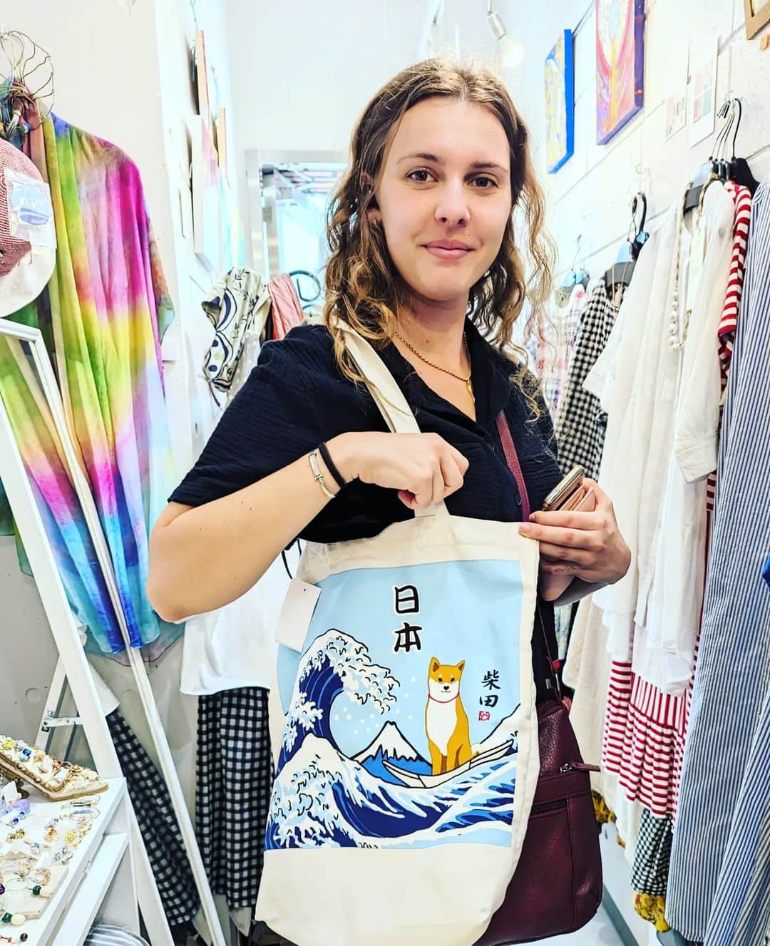 平井富子のインスタグラム：「Australian beauty appearance！  SydneyからMadiさんがアンシャンテに、、  日本は初めて。学生で、２週間、新潟の大学で交流するらしい。ステキ〜  大波柴田さんトートバッグを気に入って頂きました。資料がいっぱい入りますね！  新潟は、海も綺麗で食事も美味しい。楽しんで来て下さい～」