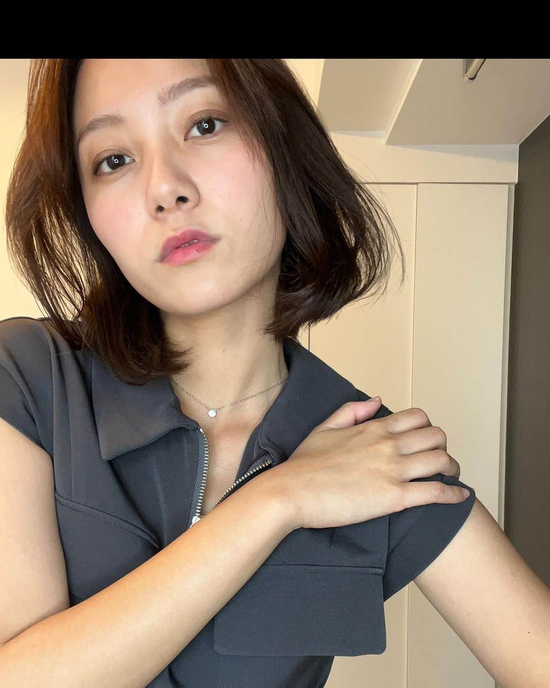 工藤綾乃のインスタグラム：「肩こりが治りますように #肩こりポーズ 🤣」