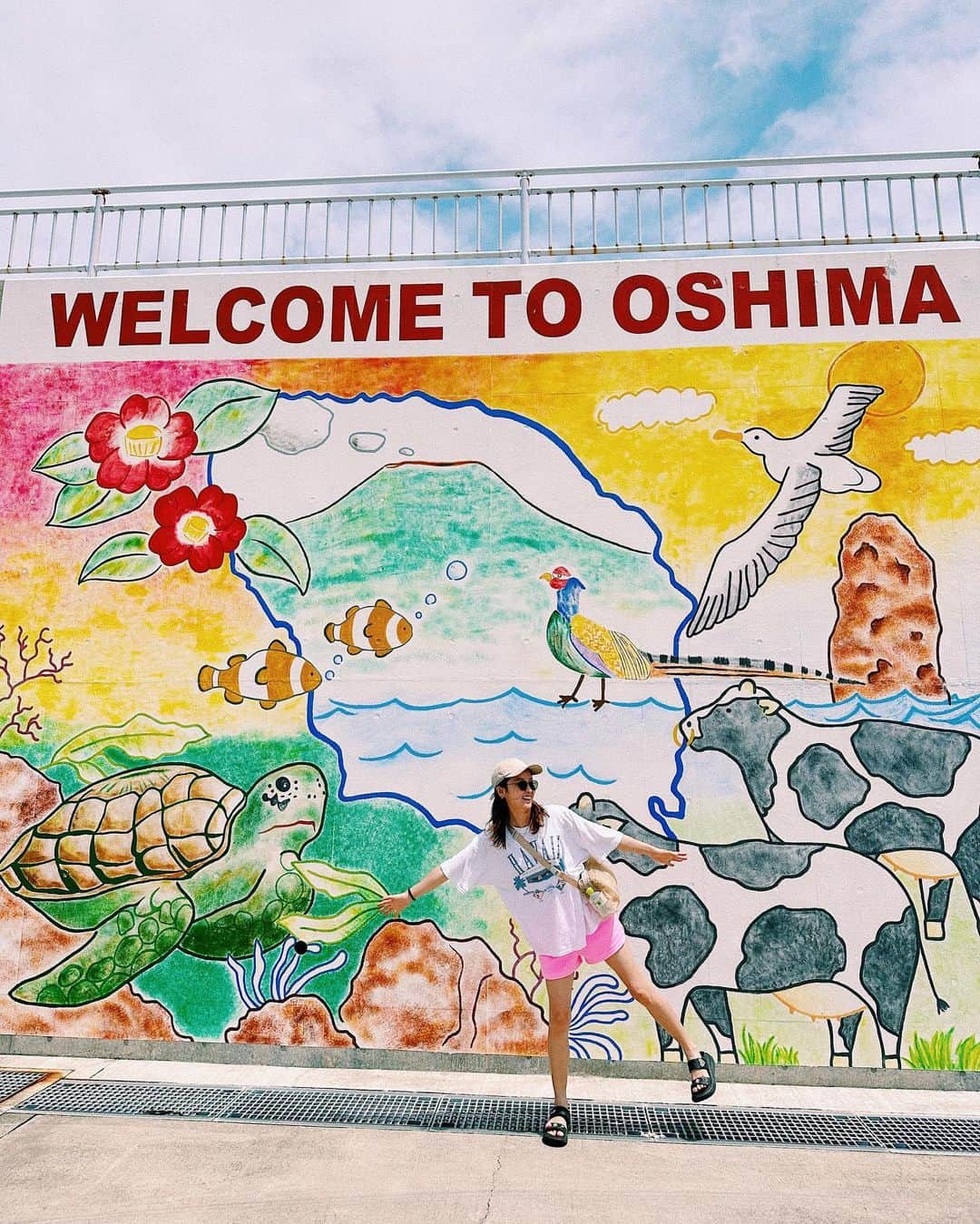 Ami さんのインスタグラム写真 - (Ami Instagram)「先日、伊豆大島へ🌺 ここはハワイかなー？と思うほど自然豊かで太陽のエネルギーが凄くて大好きな場所😘(ハワイ島の姉妹島だけある) 牧場行ったり、釣りしたり、動物園へ行ったり...海と山、自然に囲まれて最高にリフレッシュできました‼︎ が、楽しんだ代償に日焼けも😭夏はまだまだこれからだというのに...スキンケア頑張るぅぅぅ‼︎‼︎‼︎💦  そして、大島へ行った時は必ず泊まる @bookteabed_izuoshima に今回も泊まらせてもらいました‼︎ 子連れでベビーカーや大きなスーツケースがあっても余裕でゆっくりできる広さと、広々ベッドのツインタイプのお部屋。 めちゃめちゃ快適でした‼︎‼︎‼︎ 併設されてるカフェのトーストもめちゃ美味しいの🍞大島バターを使ったあずきトーストがお気に入り🫘(バターは牧場で買えるよ‼︎)  去年は妊娠中で夏を楽しめなかったから、今年の夏は2年分のやりたい事がいーーーっぱいあって、仕事もプライベートも楽しくなりそうだぁ〜✌️💕  #伊豆大島」7月7日 13時59分 - ami_dream05