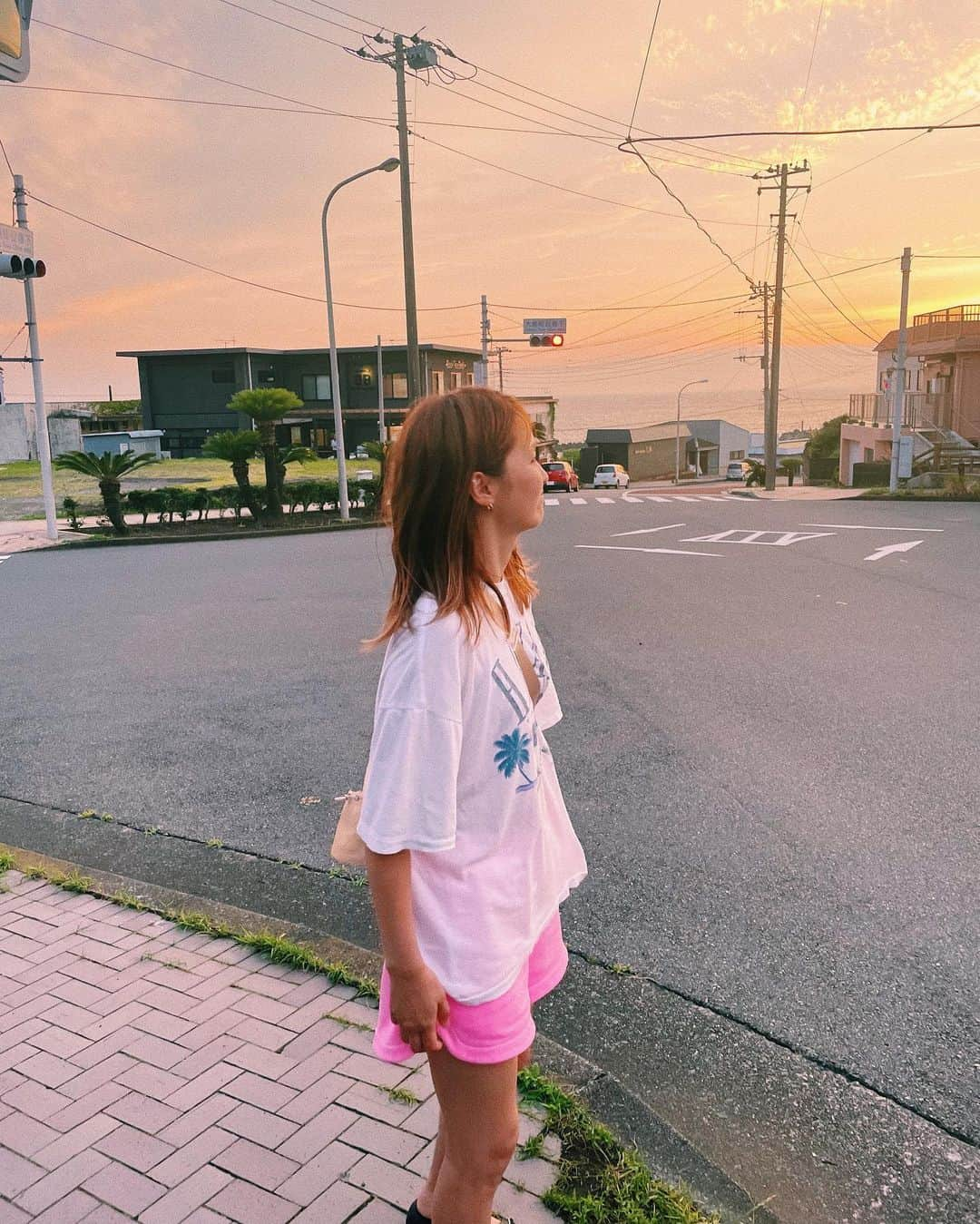 Ami さんのインスタグラム写真 - (Ami Instagram)「先日、伊豆大島へ🌺 ここはハワイかなー？と思うほど自然豊かで太陽のエネルギーが凄くて大好きな場所😘(ハワイ島の姉妹島だけある) 牧場行ったり、釣りしたり、動物園へ行ったり...海と山、自然に囲まれて最高にリフレッシュできました‼︎ が、楽しんだ代償に日焼けも😭夏はまだまだこれからだというのに...スキンケア頑張るぅぅぅ‼︎‼︎‼︎💦  そして、大島へ行った時は必ず泊まる @bookteabed_izuoshima に今回も泊まらせてもらいました‼︎ 子連れでベビーカーや大きなスーツケースがあっても余裕でゆっくりできる広さと、広々ベッドのツインタイプのお部屋。 めちゃめちゃ快適でした‼︎‼︎‼︎ 併設されてるカフェのトーストもめちゃ美味しいの🍞大島バターを使ったあずきトーストがお気に入り🫘(バターは牧場で買えるよ‼︎)  去年は妊娠中で夏を楽しめなかったから、今年の夏は2年分のやりたい事がいーーーっぱいあって、仕事もプライベートも楽しくなりそうだぁ〜✌️💕  #伊豆大島」7月7日 13時59分 - ami_dream05