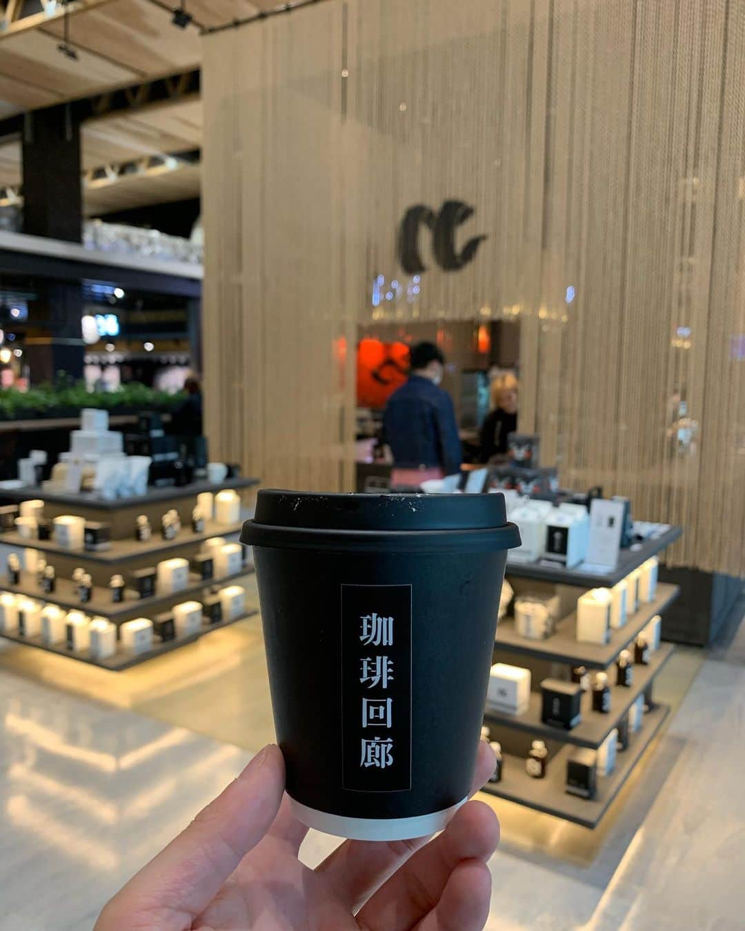 のインスタグラム：「＂珈琲回廊＂(#熊本) 熊本空港内にあるカフェ。空港にちゃんとしたカフェあるの助かる。 空港内は知らねー黒い熊のキャラクターまみれだった。くろくまくんかなぁ？ ちなみに元々「隈本」だったのを江戸時代この地を治めた加藤清正公が勇ましくしたいという理由で「熊本」にしたんだよね。かわいいね。  #コーヒー #珈琲 #コーヒースタンド #コーヒー大好き #カフェ #カフェ巡り #カフェ部 #カフェ散歩 #喫茶店 #喫茶部 #cafe #cafetime #cafestagram #cafeculture #cafelife #coffee #coffeetime #coffeeshop #coffeebreak #coffeelove #coffeelovers #coffeeculture #coffeelife #coffeeholic #coffeeshopvibes」