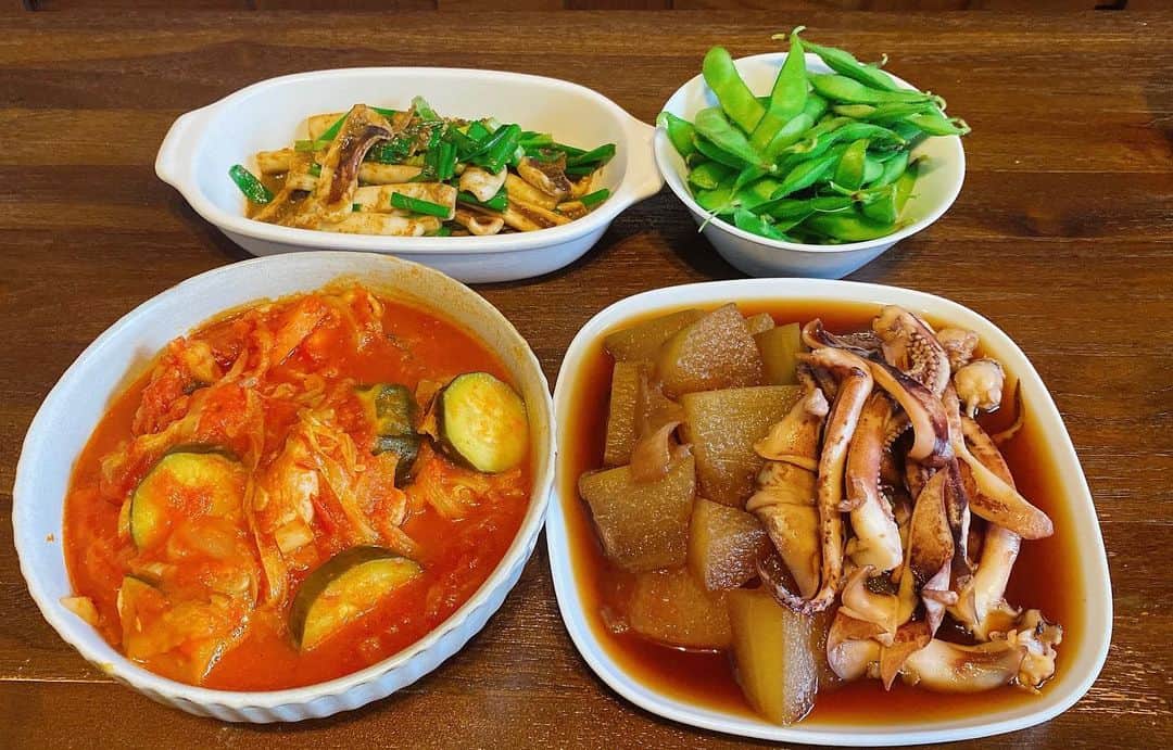 山崎ケイのインスタグラム：「🍚 鶏肉と夏野菜のトマト煮込み イカと冬瓜の煮物 イカのワタ炒め 枝豆  #献立 #この日は母が調理」