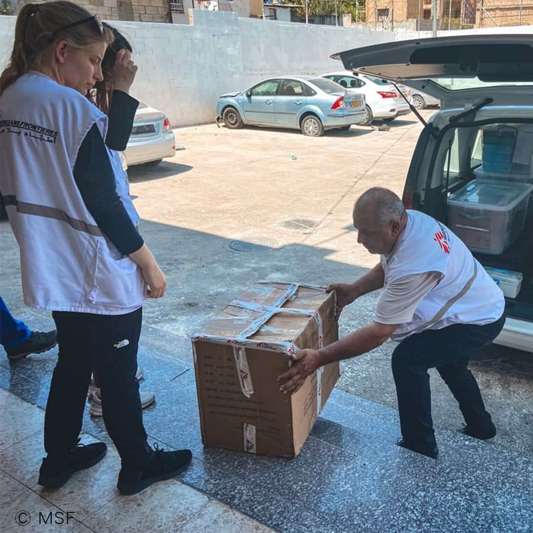 国境なき医師団さんのインスタグラム写真 - (国境なき医師団Instagram)「【ジェニン難民キャンプ　緊急報告】  イスラエルの軍事作戦で12人が死亡したパレスチナ自治区ジェニンで、国境なき医師団（MSF）が現地の医療ニーズの調査を行いました。  スタッフが見たものは、完全に破壊された民家や、兵士に自宅を襲われた人、持病を抱えたまま薬を必要とする人たちでした。  キャンプのある住民はMSFに、兵士が10時間にわたって自宅を占拠したと語りました。 「軍の犬が私に飛びかかり床に倒れましたが、兵士らは笑うだけでした。私は63歳で、高血糖だと訴えましたが、薬を飲ませてもらえるのに2時間かかりました」  5人家族で暮らすサラムさんも同様の経験をしました。 「深夜1時に家のドアが爆破され兵士たちが入ってきたのです。私たちに銃を向け、勝手に食料を食べたりトランプに興じたりして16時間も居座りました。その間、軍の犬が私や3人の娘を威嚇していました」  3日間続いたイスラエル軍の攻撃。MSFはジェニン難民キャンプ内で活動するコミュニティ救急隊に、緊急・外傷用物資を寄贈しています。  #国境なき医師団 #MSF #パレスチナ #ジェニン #医療援助 #緊急援助」7月7日 14時13分 - msf_japan