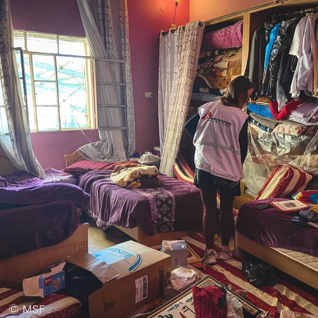 国境なき医師団さんのインスタグラム写真 - (国境なき医師団Instagram)「【ジェニン難民キャンプ　緊急報告】  イスラエルの軍事作戦で12人が死亡したパレスチナ自治区ジェニンで、国境なき医師団（MSF）が現地の医療ニーズの調査を行いました。  スタッフが見たものは、完全に破壊された民家や、兵士に自宅を襲われた人、持病を抱えたまま薬を必要とする人たちでした。  キャンプのある住民はMSFに、兵士が10時間にわたって自宅を占拠したと語りました。 「軍の犬が私に飛びかかり床に倒れましたが、兵士らは笑うだけでした。私は63歳で、高血糖だと訴えましたが、薬を飲ませてもらえるのに2時間かかりました」  5人家族で暮らすサラムさんも同様の経験をしました。 「深夜1時に家のドアが爆破され兵士たちが入ってきたのです。私たちに銃を向け、勝手に食料を食べたりトランプに興じたりして16時間も居座りました。その間、軍の犬が私や3人の娘を威嚇していました」  3日間続いたイスラエル軍の攻撃。MSFはジェニン難民キャンプ内で活動するコミュニティ救急隊に、緊急・外傷用物資を寄贈しています。  #国境なき医師団 #MSF #パレスチナ #ジェニン #医療援助 #緊急援助」7月7日 14時13分 - msf_japan